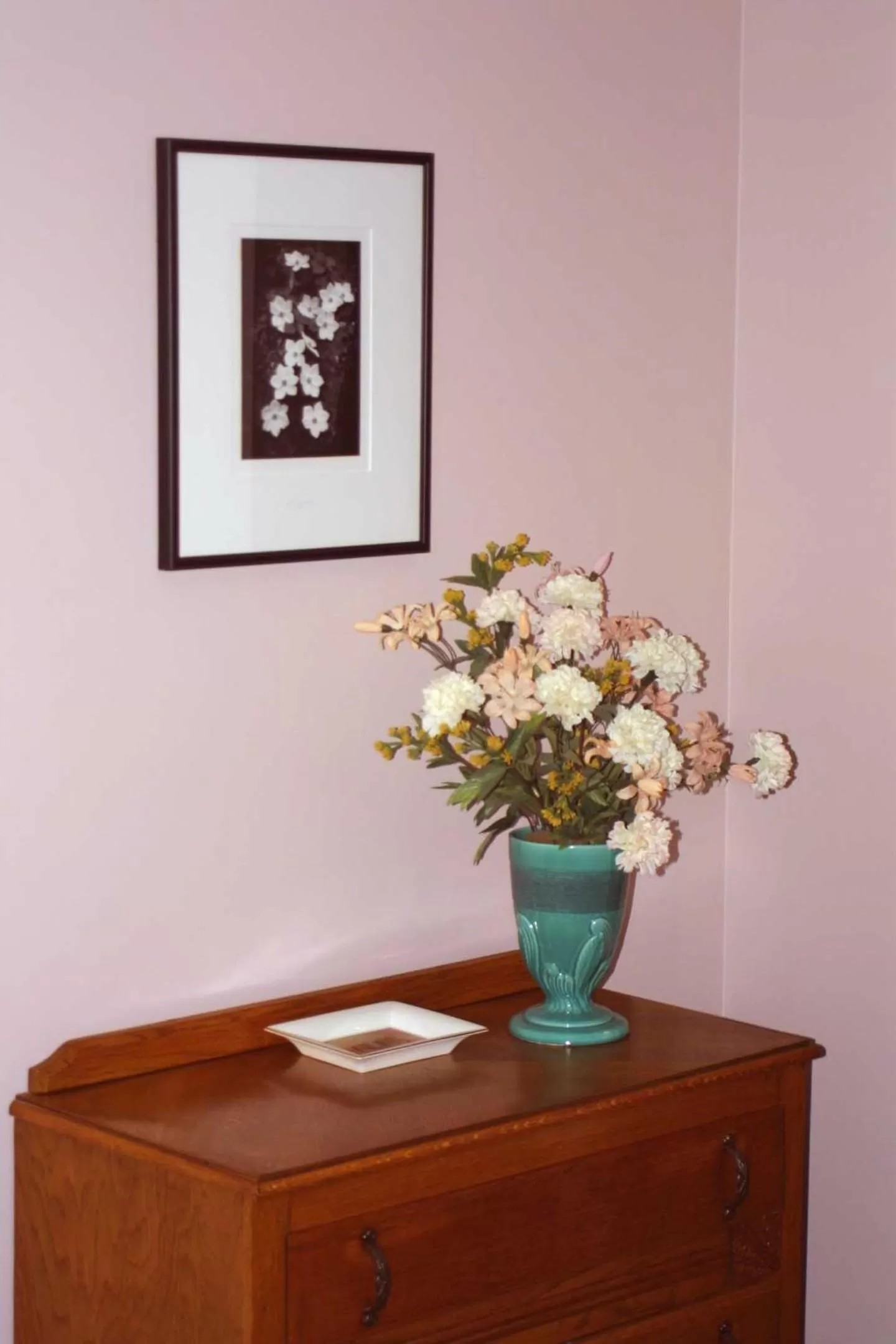 Decorative detail in Arden Forest Inn