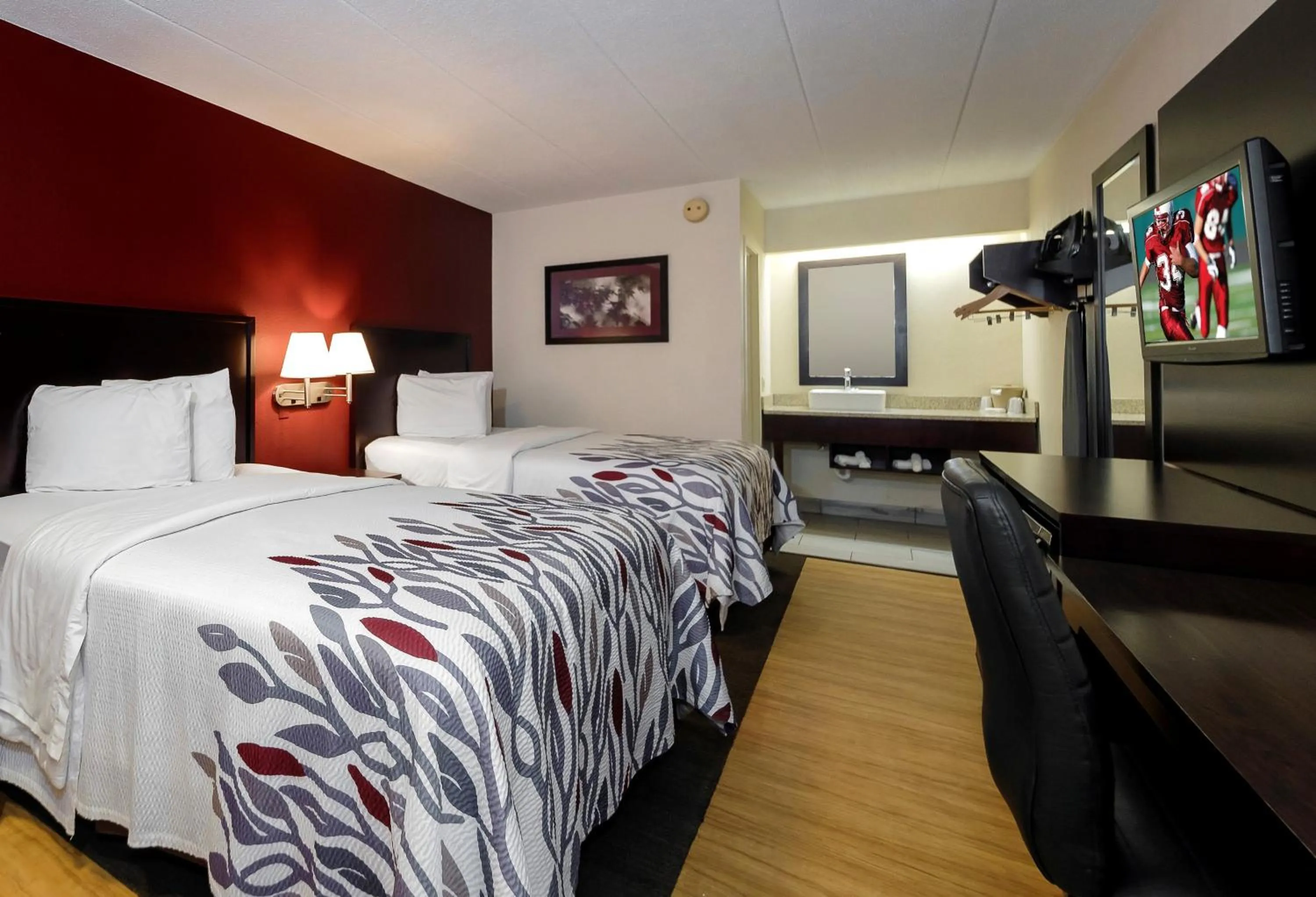 Photo of the whole room, Bed in Red Roof Inn Detroit - Troy