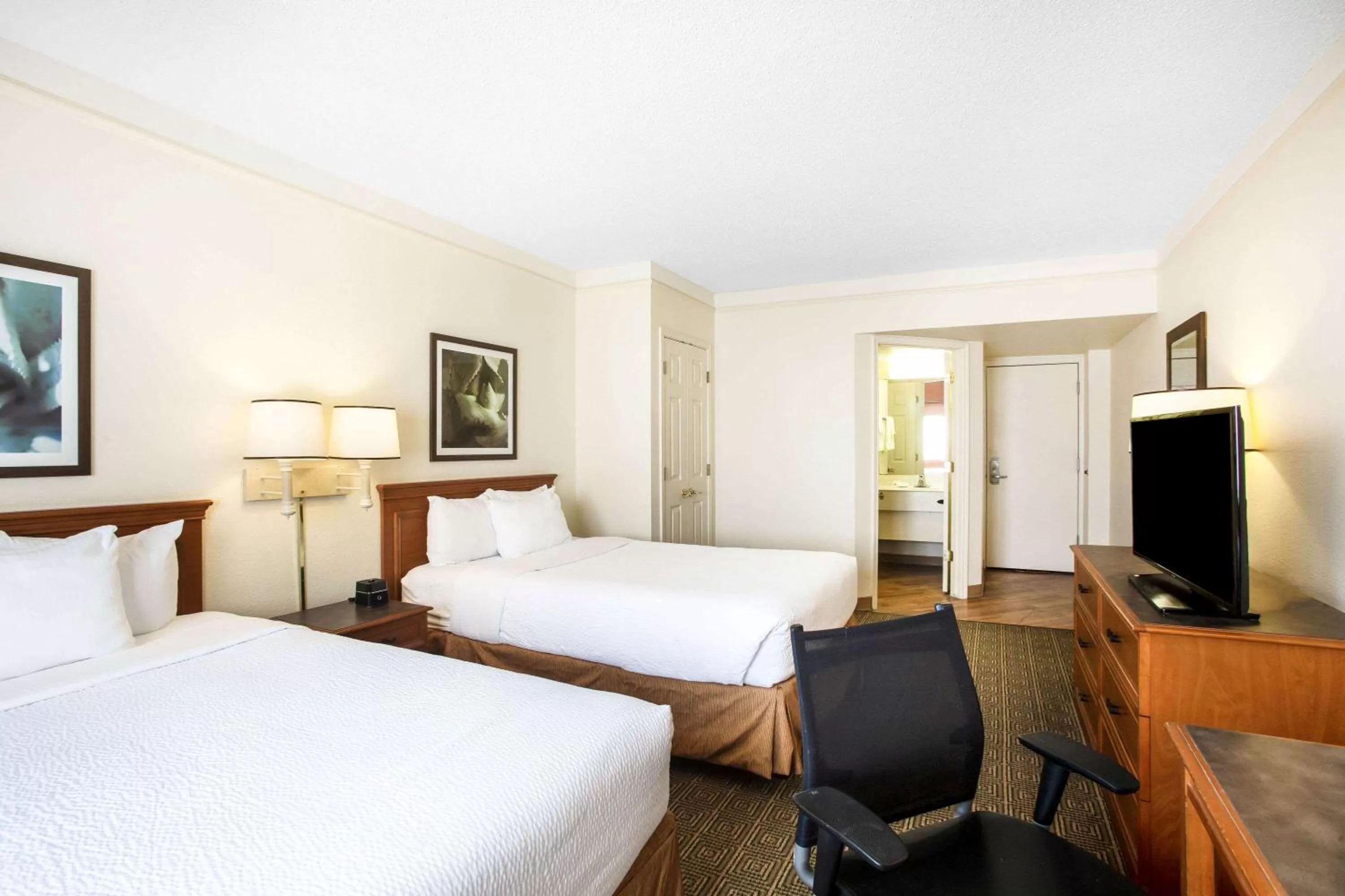 Photo of the whole room, Bed in La Quinta Inn by Wyndham Austin Capitol / Downtown