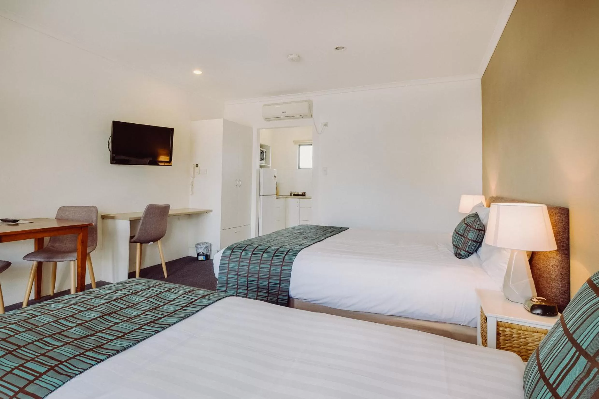 Bed in Artesian Spa Motel