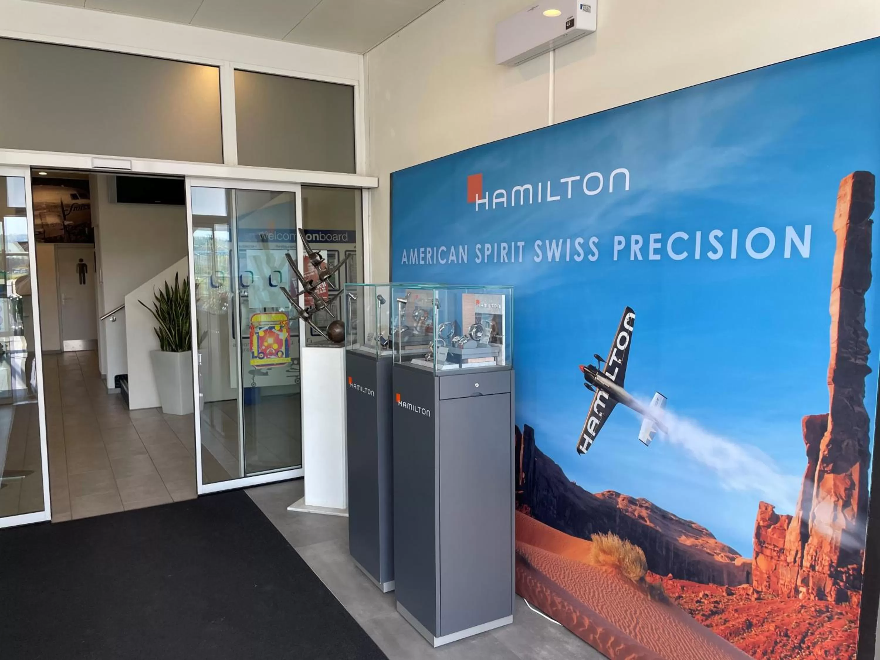 Facade/entrance in Airporthotel Grenchen