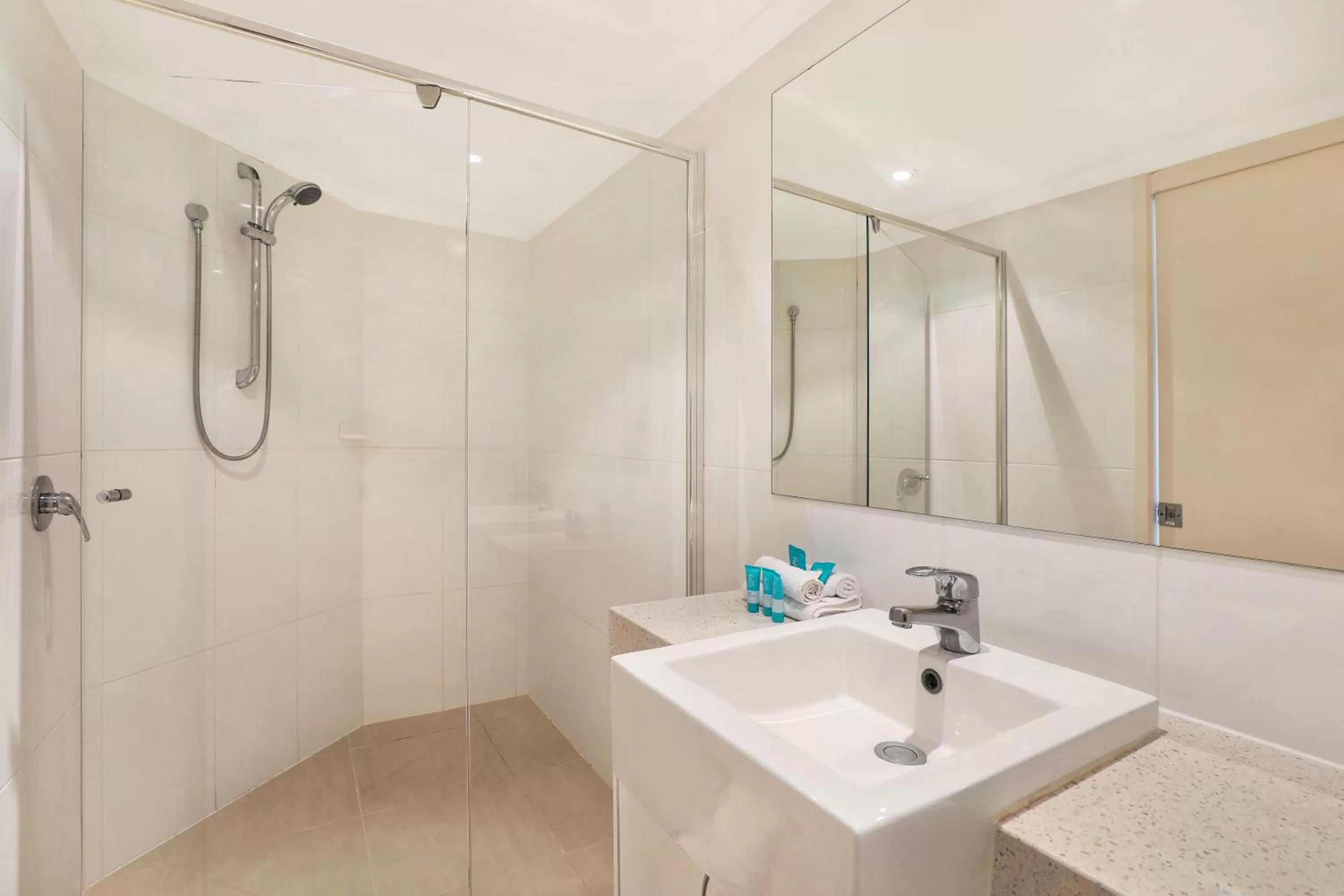 Shower in ULTIQA Points North