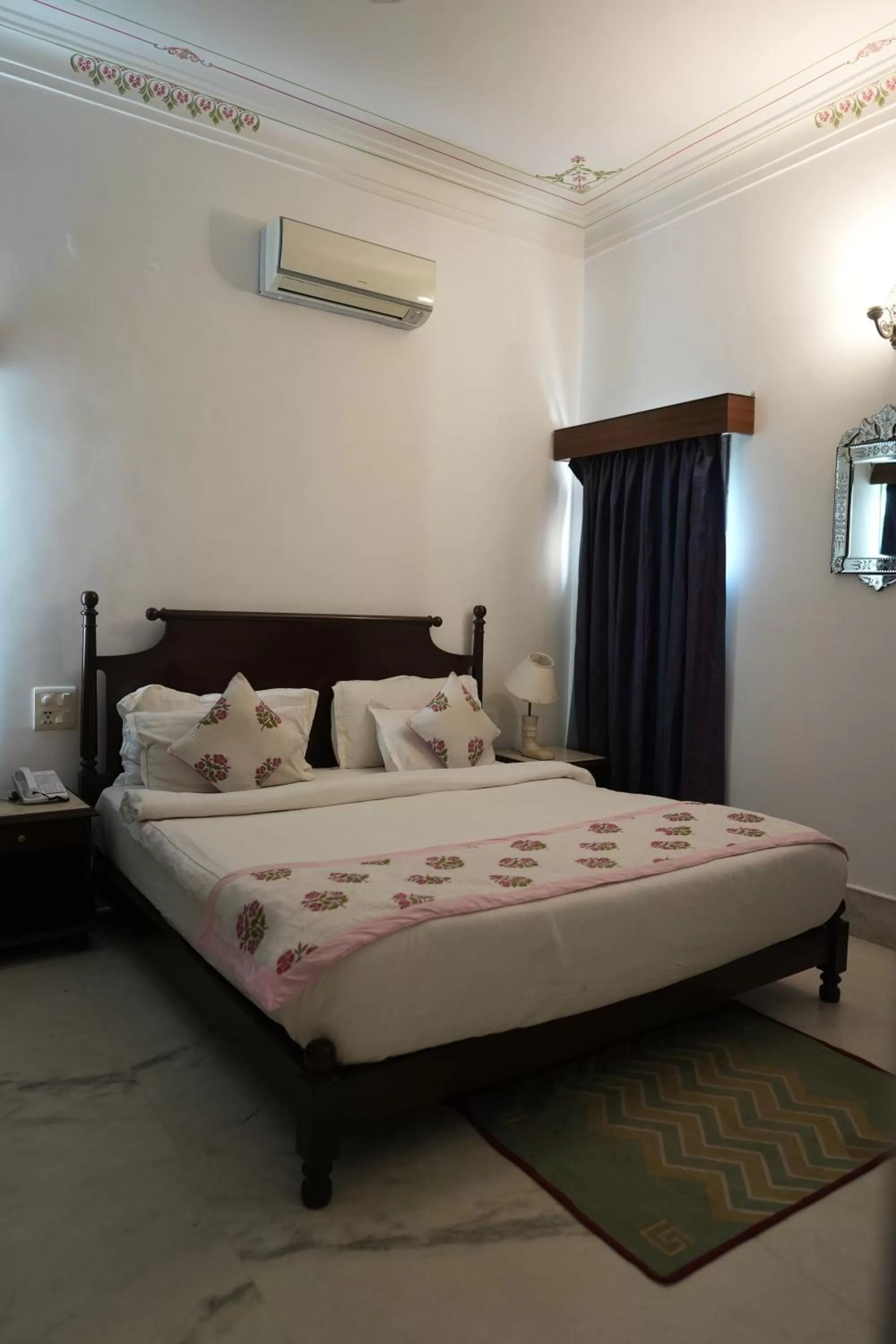 Bedroom, Bed in Amar Kothi