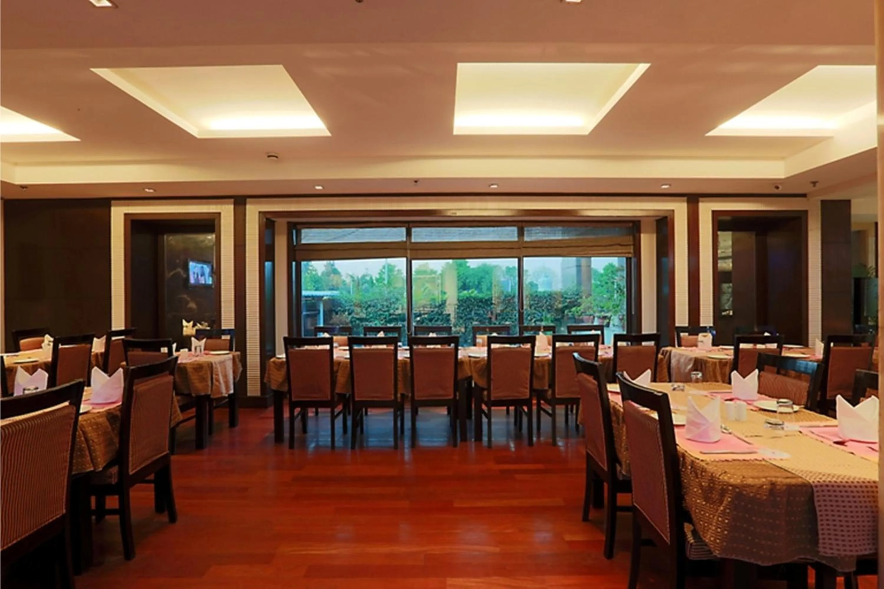 Restaurant/places to eat in Hotel Airport Residency