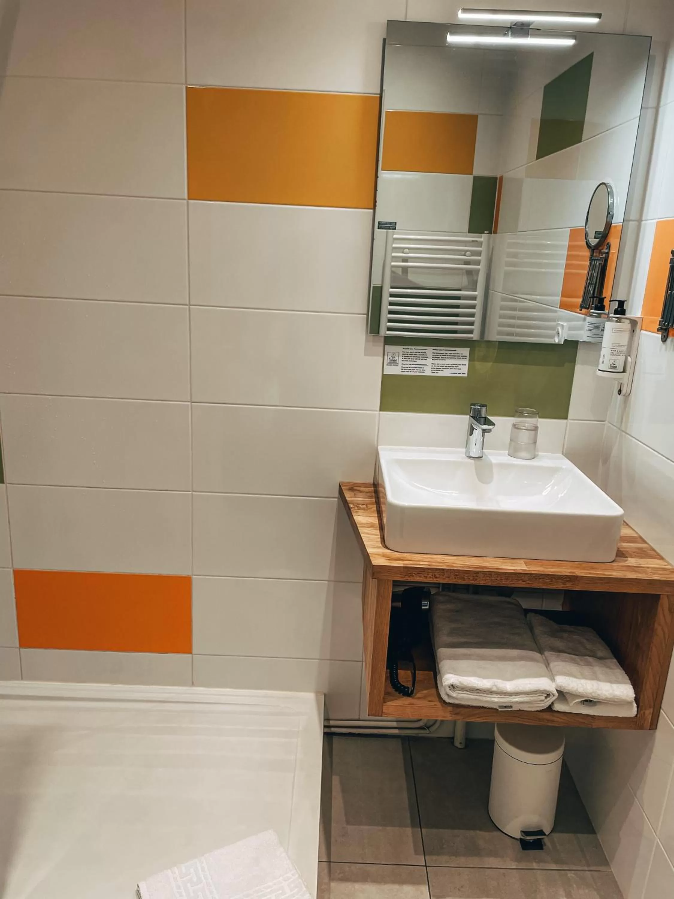 Bathroom in Garden Hotel Rennes Centre Gare