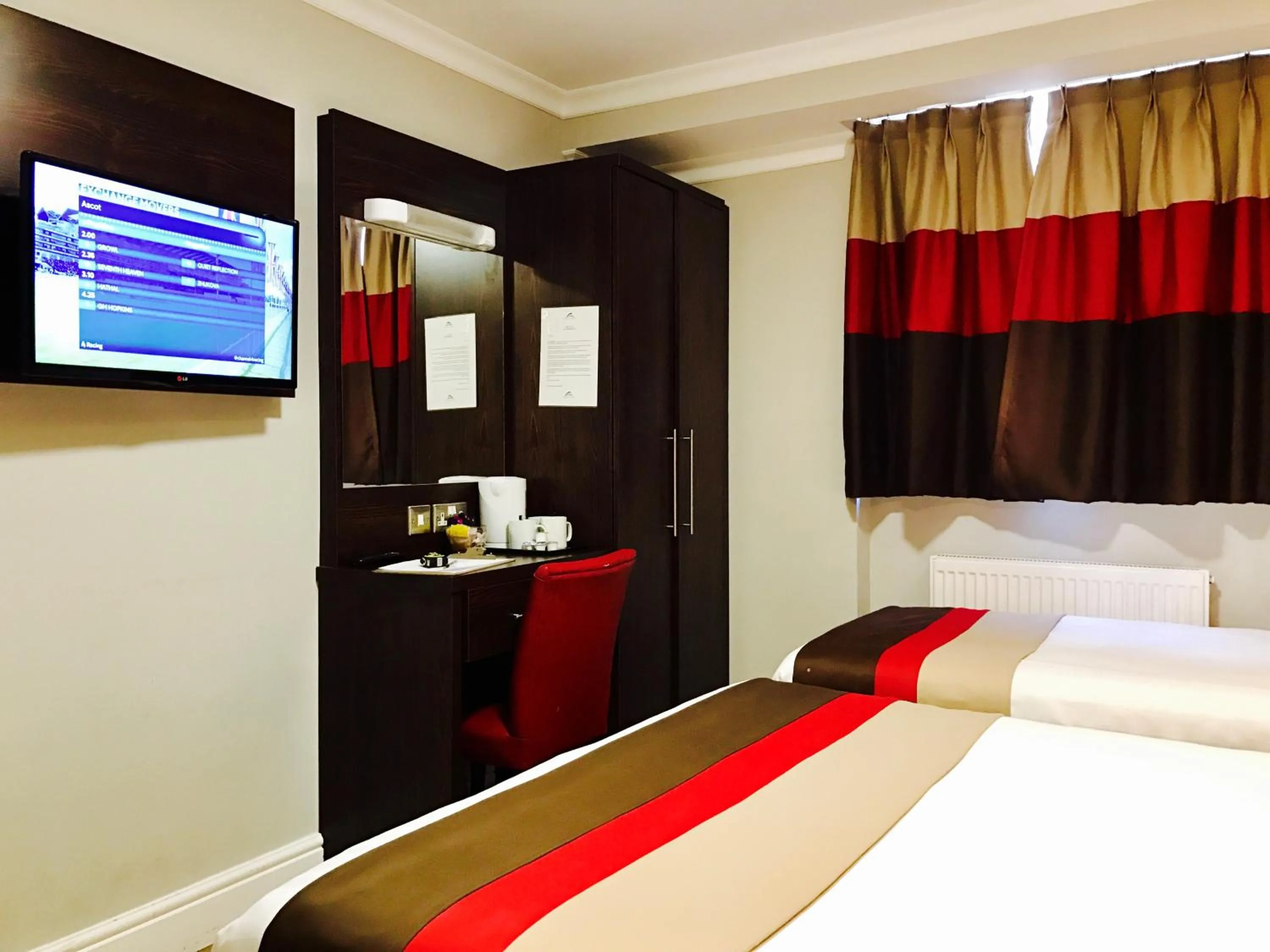 Bedroom, Bed in Royal Cambridge Hotel