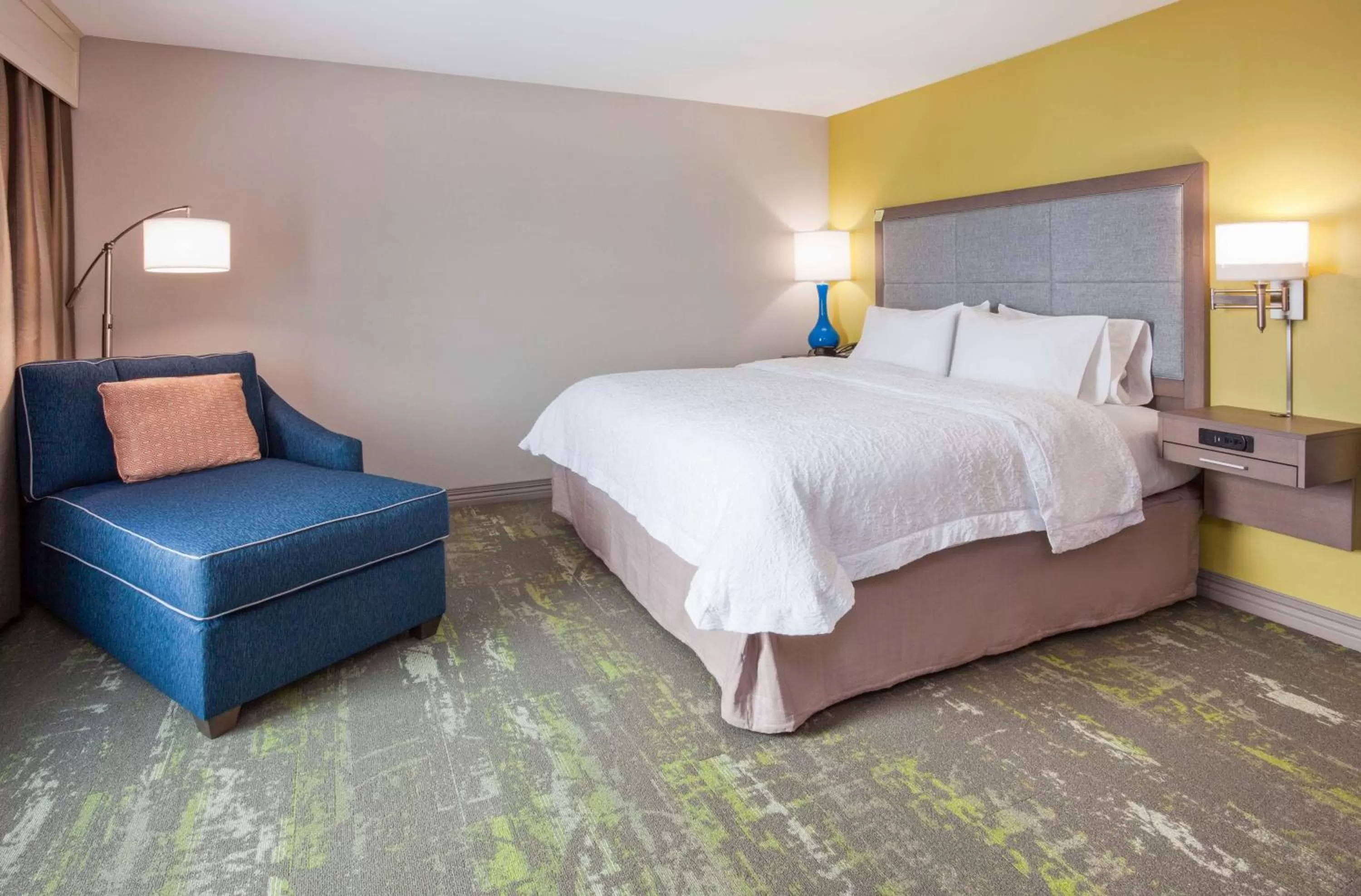 Bed in Hampton Inn & Suites Sioux City South, IA