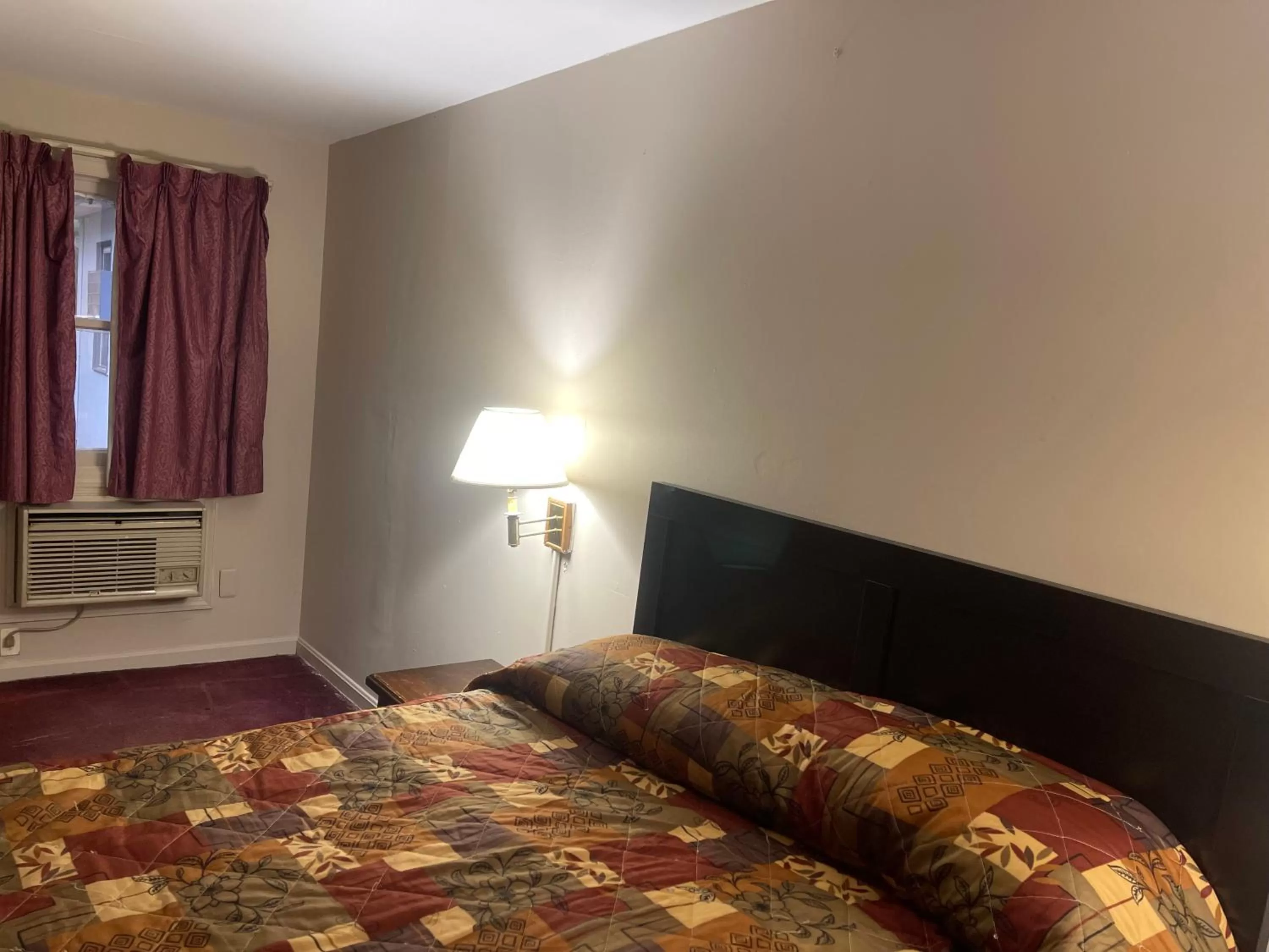 Bed in Pennswoods Inn