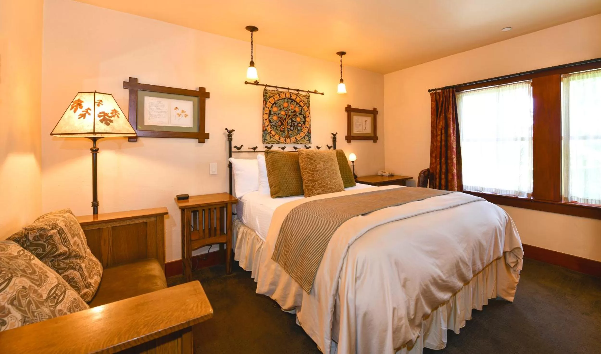 Bedroom, Bed in Blackbird Inn