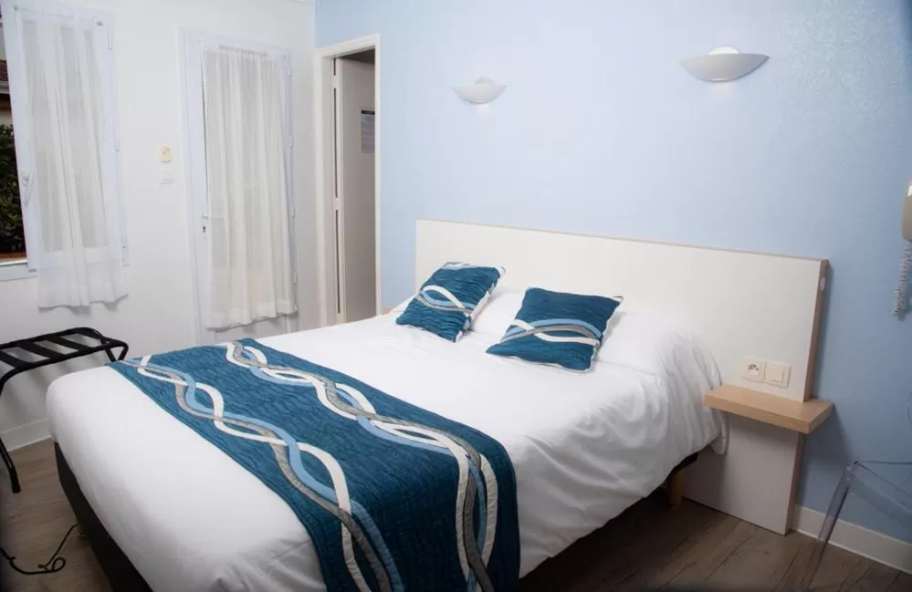 Bed in Hotel Les Dunes