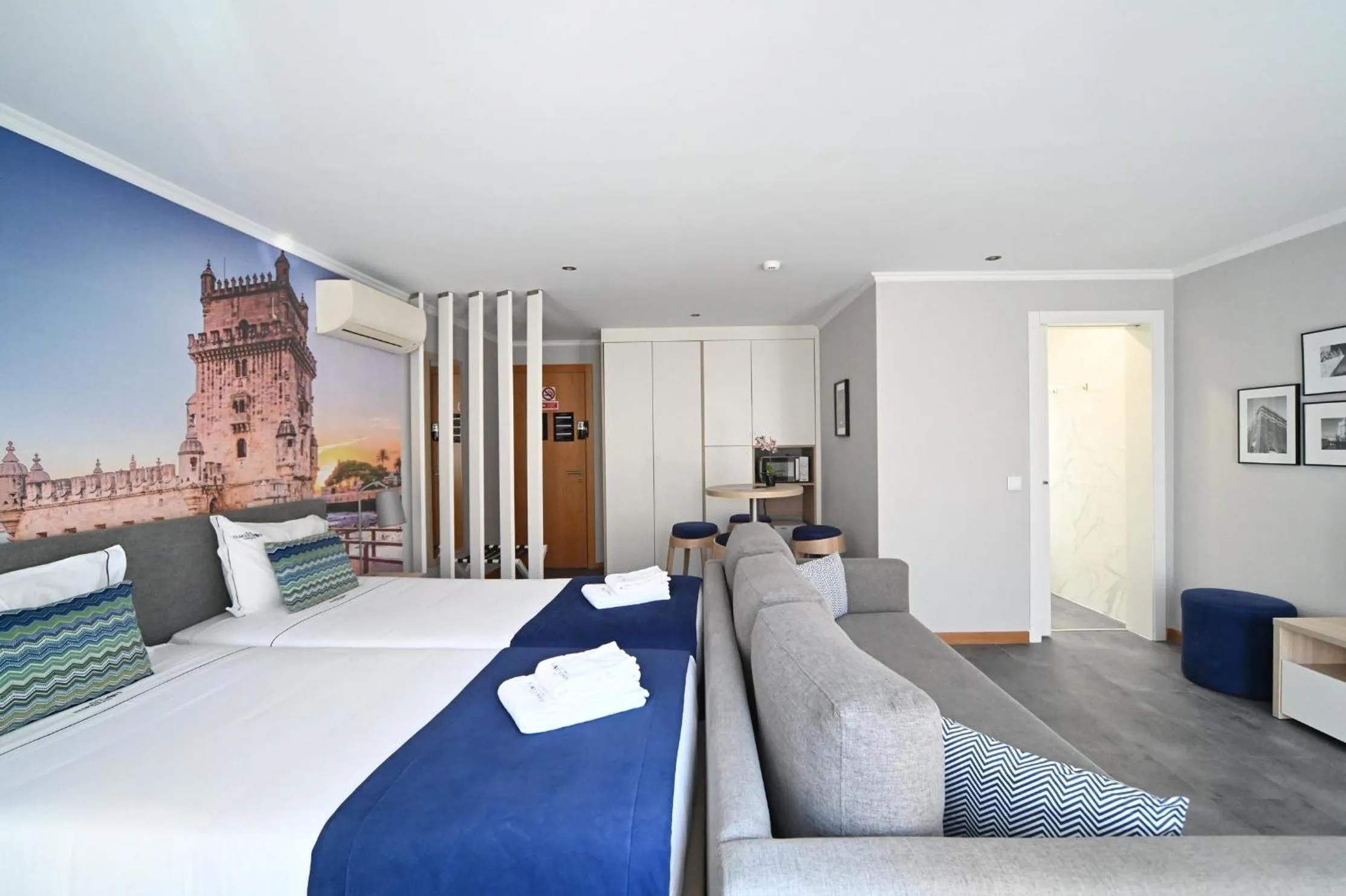 Bed in Famous Crows Lisbon Suites