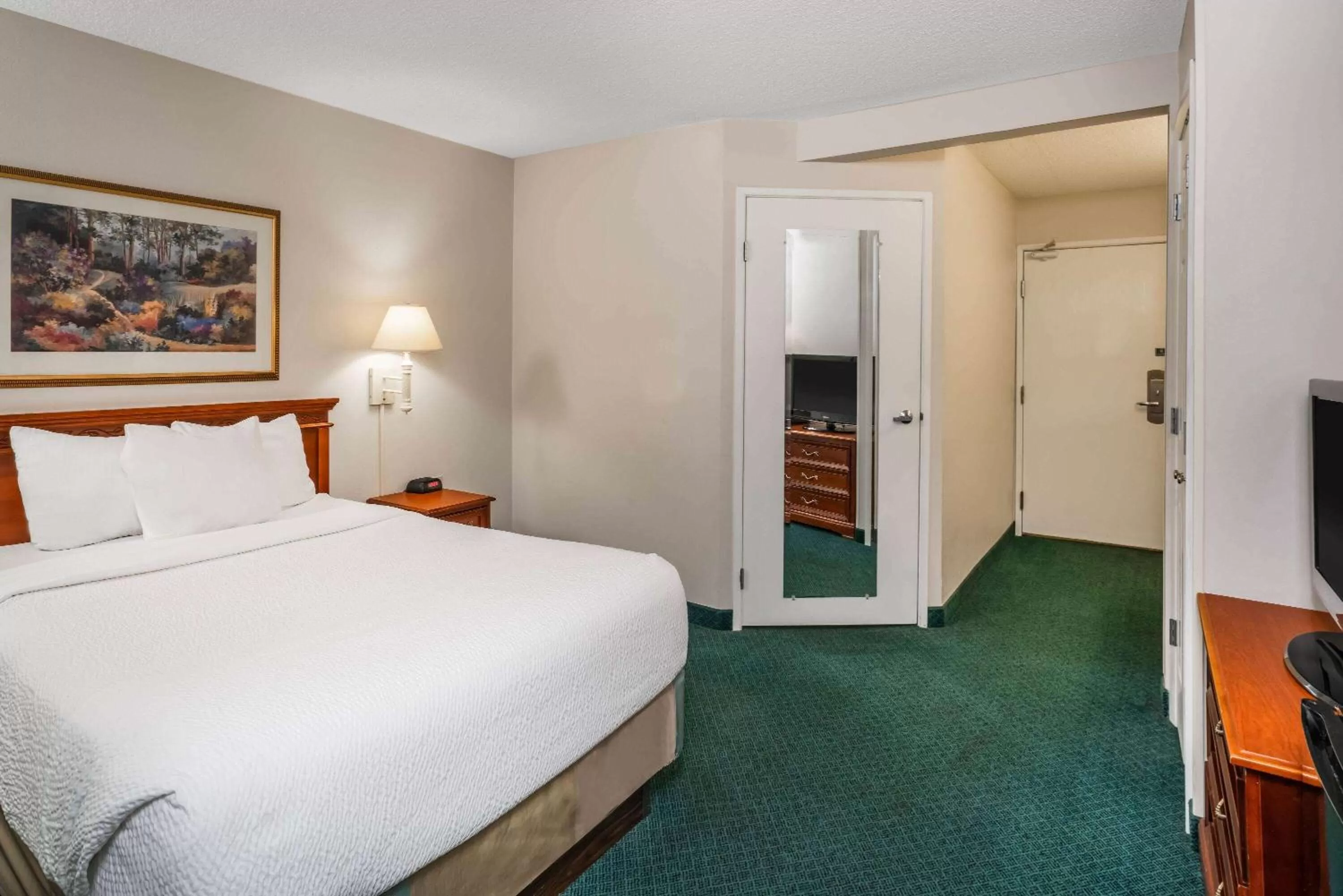 Photo of the whole room, Bed in La Quinta by Wyndham Nashville Franklin