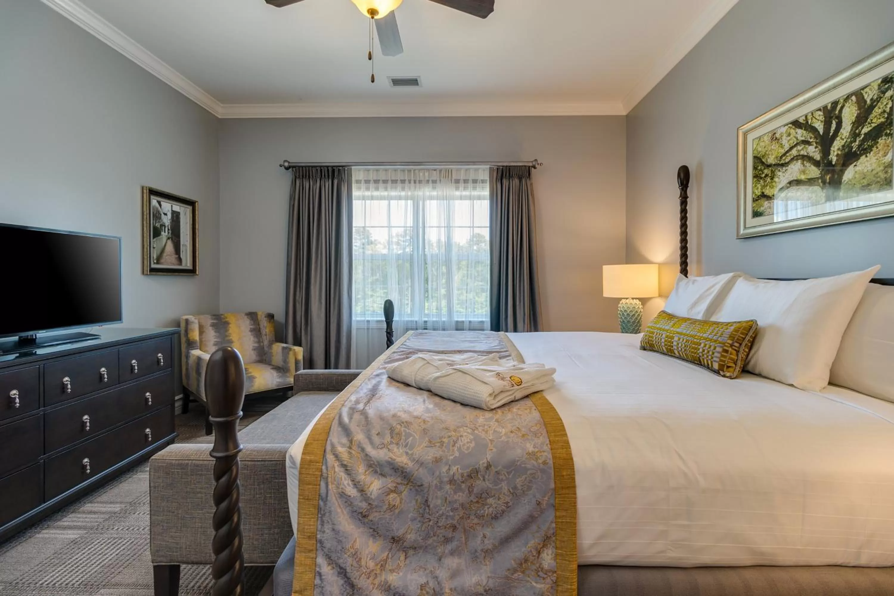 Photo of the whole room, Bed in Holiday Inn Club Vacations Williamsburg Resort