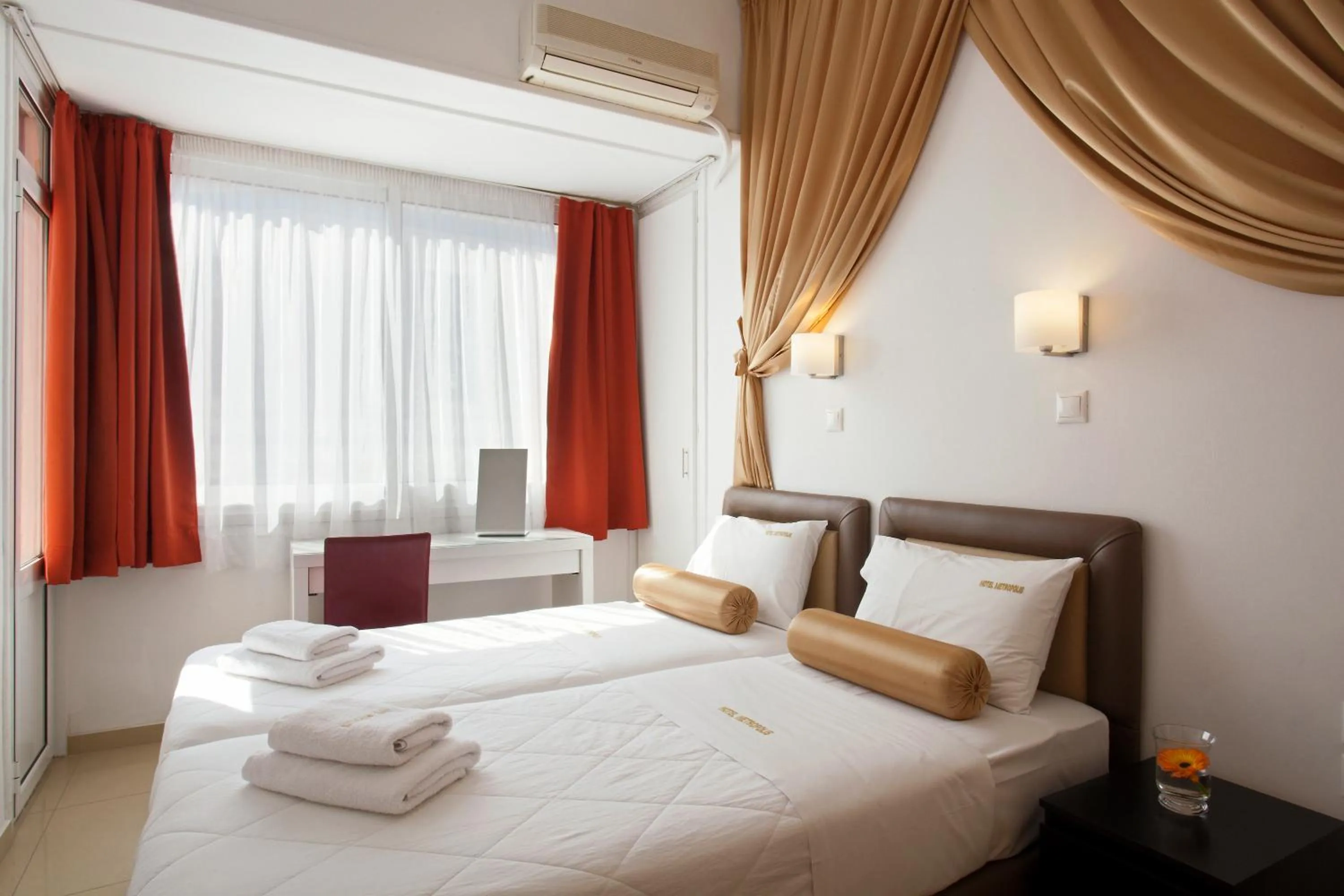 Bed in Metropolis Hotel