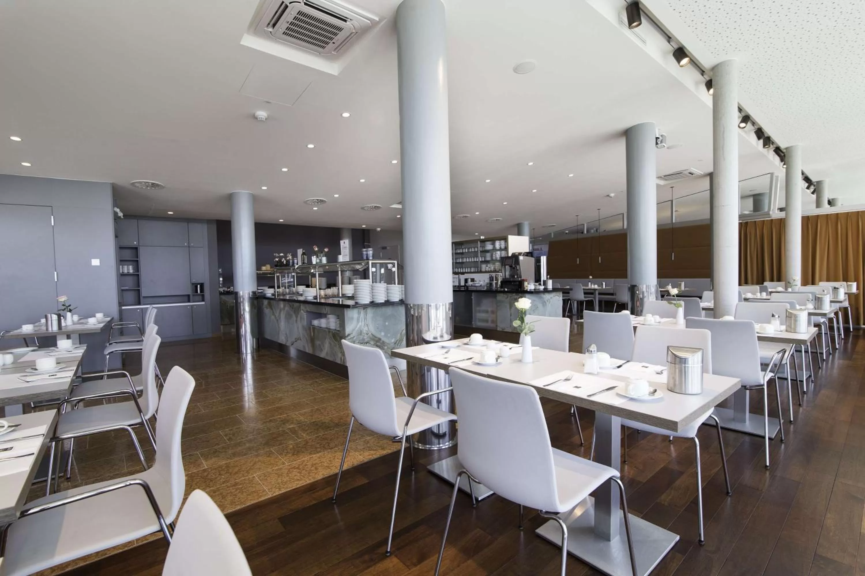 Restaurant/places to eat in Nordsee Hotel Fischereihafen