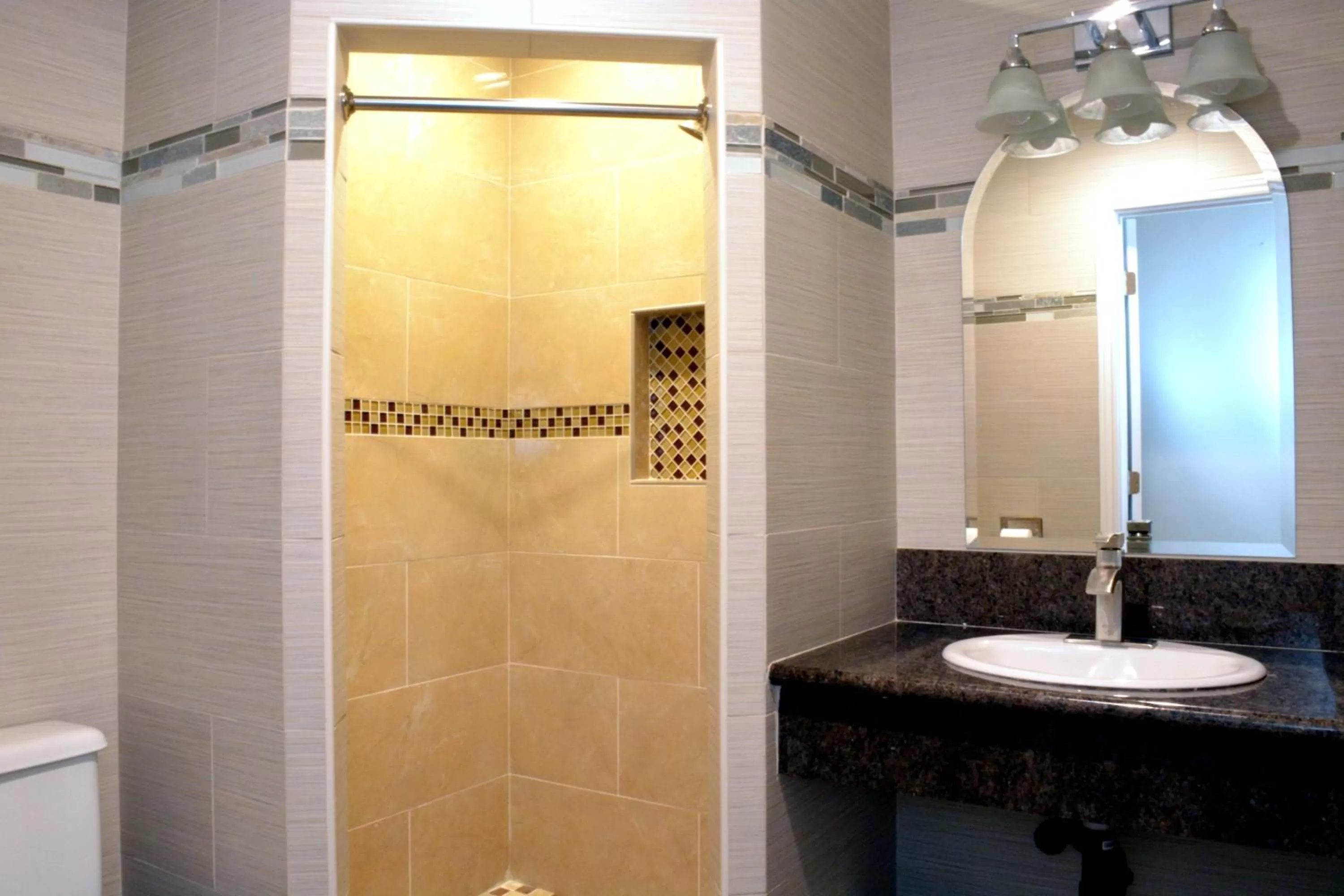 Bathroom in Crystal Lodge Motel