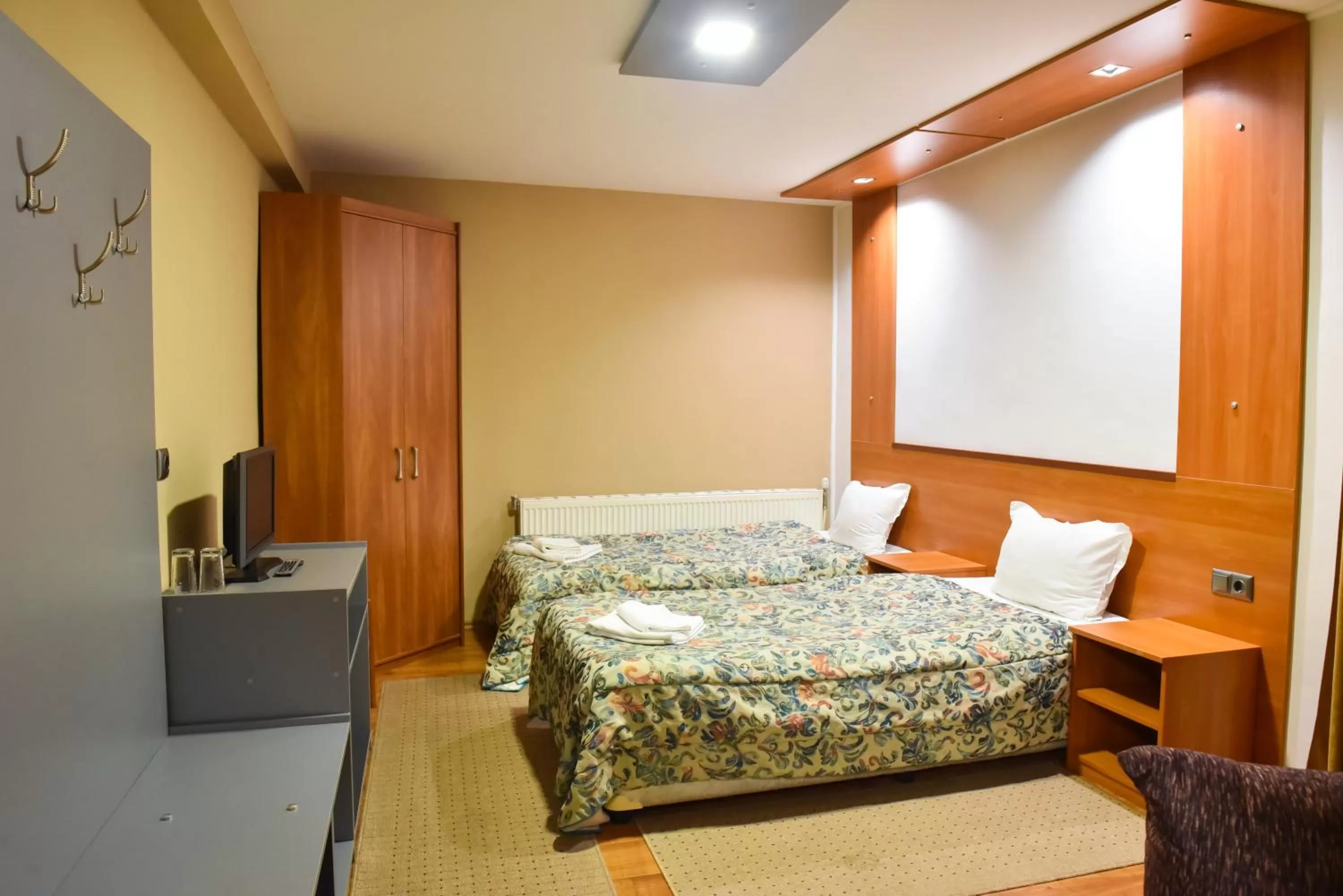 Bed in Hotel Rothmans-Breakfast - Free parking - Lobby