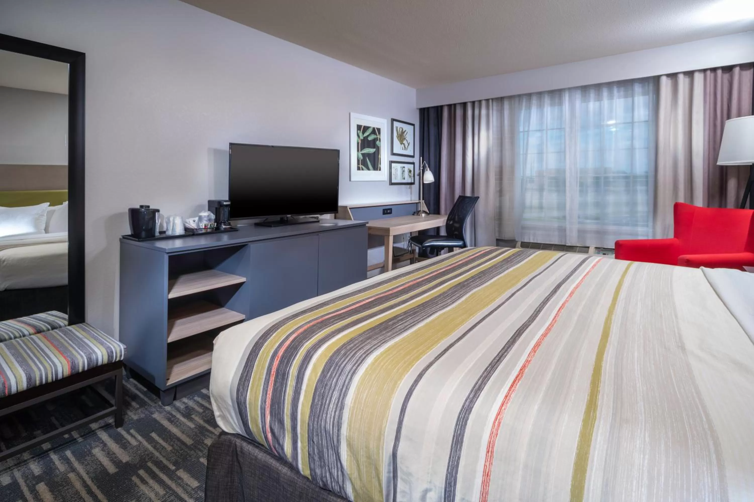 Photo of the whole room, Bed in Country Inn & Suites by Radisson, Rocky Mount, NC