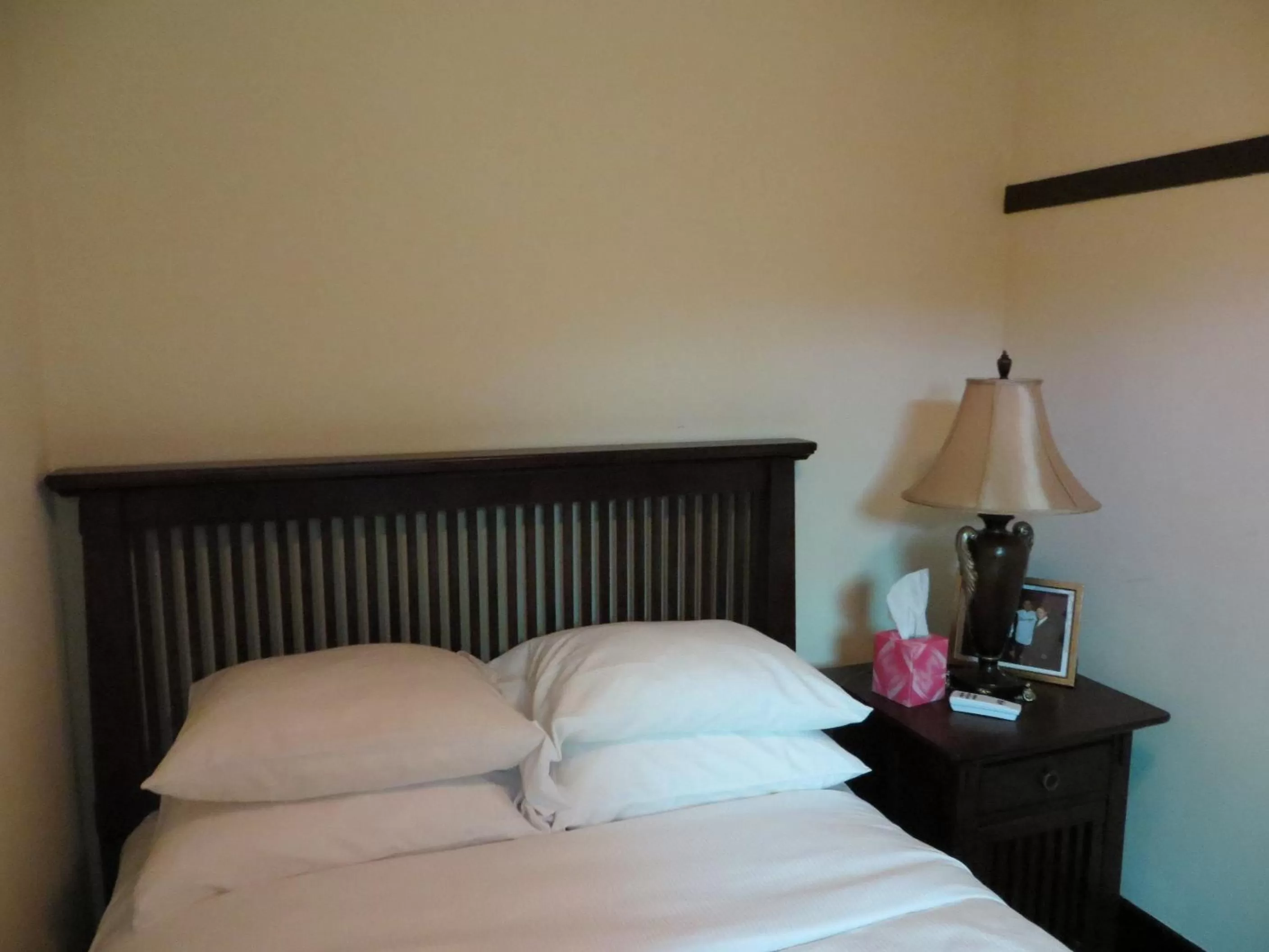 Bed in The Polo Inn Bridgeport U.S.A.