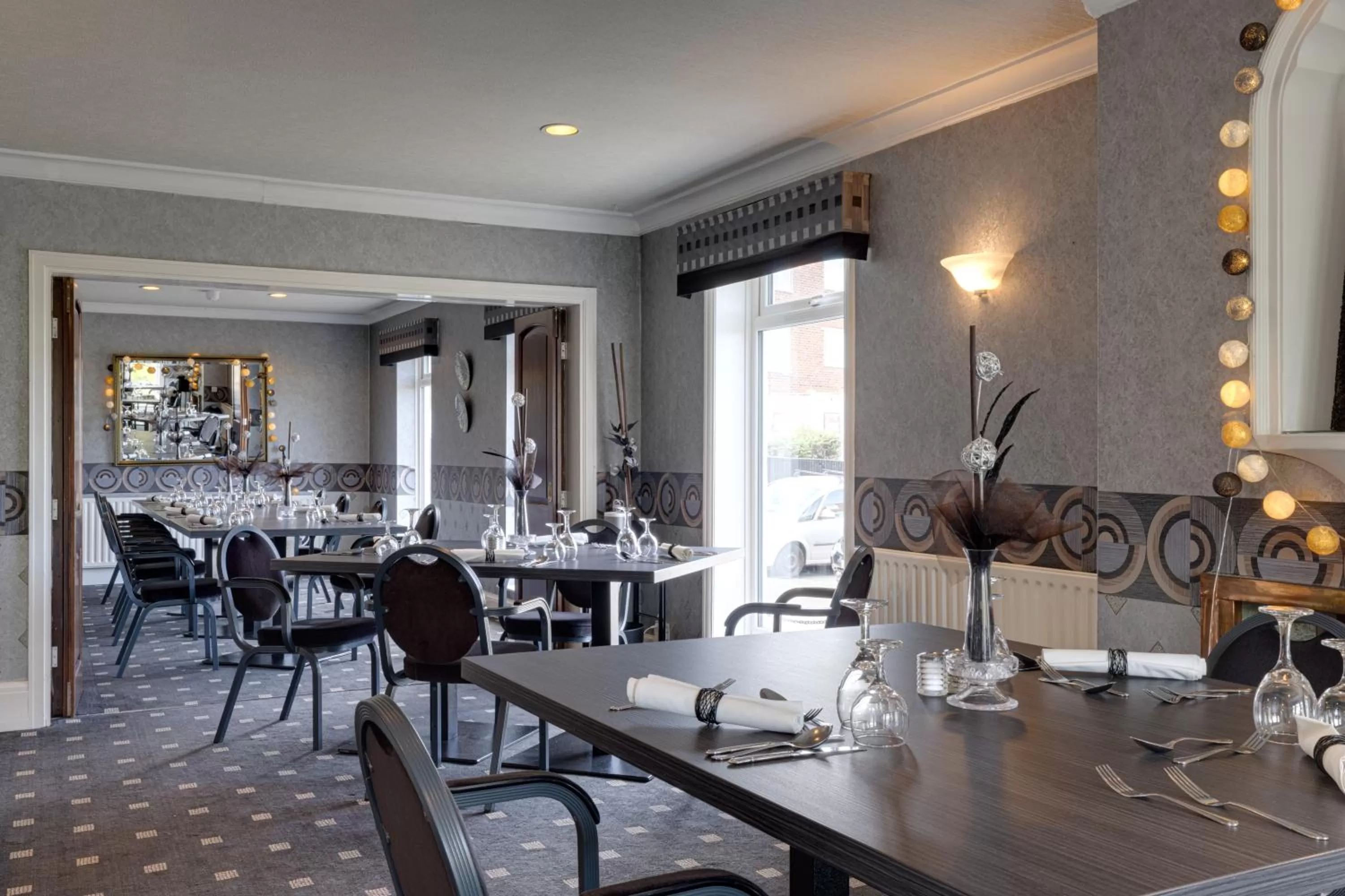 Restaurant/places to eat in Park Manor Hotel