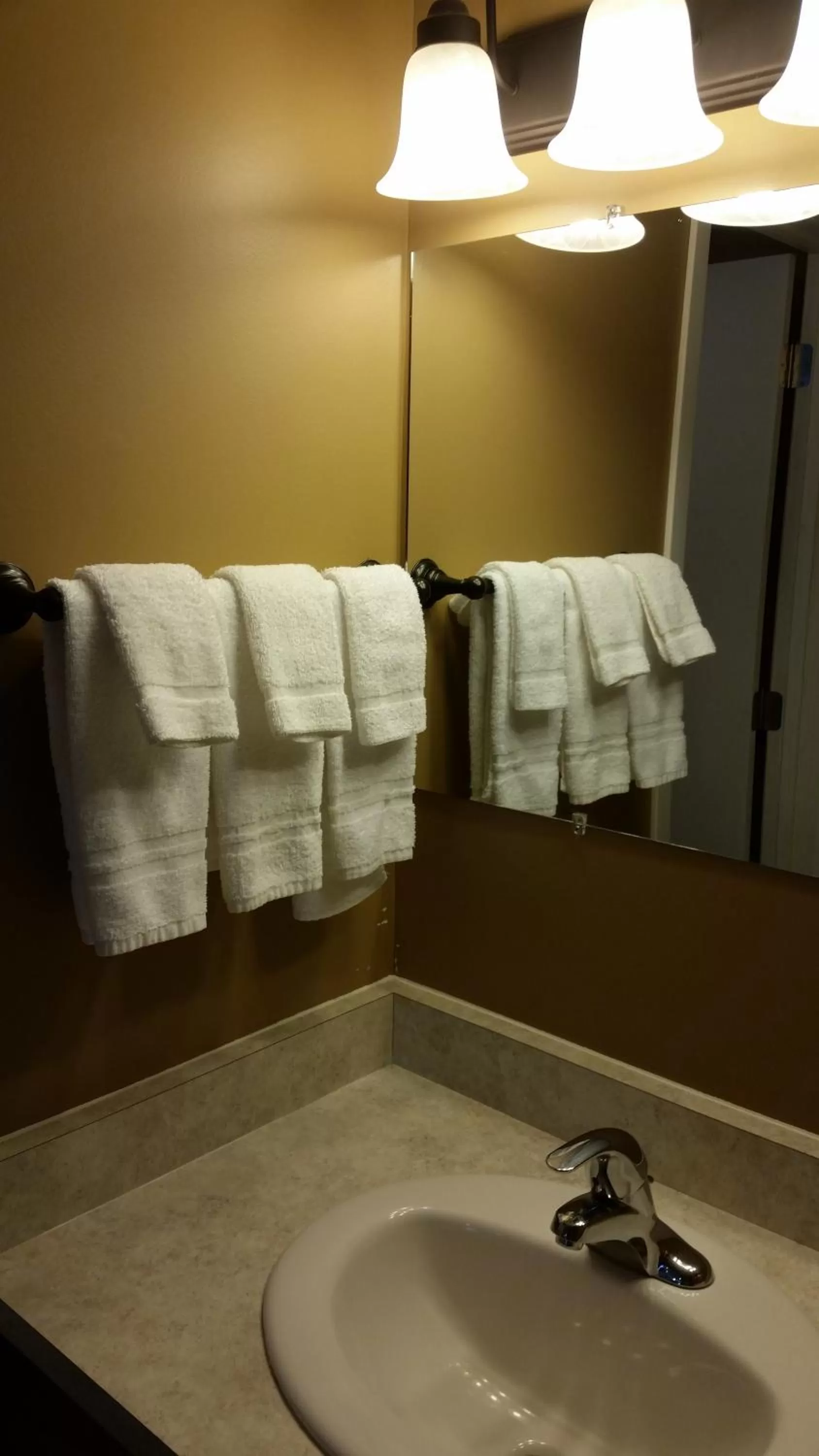 Bathroom in Lakeshor Motor Inn