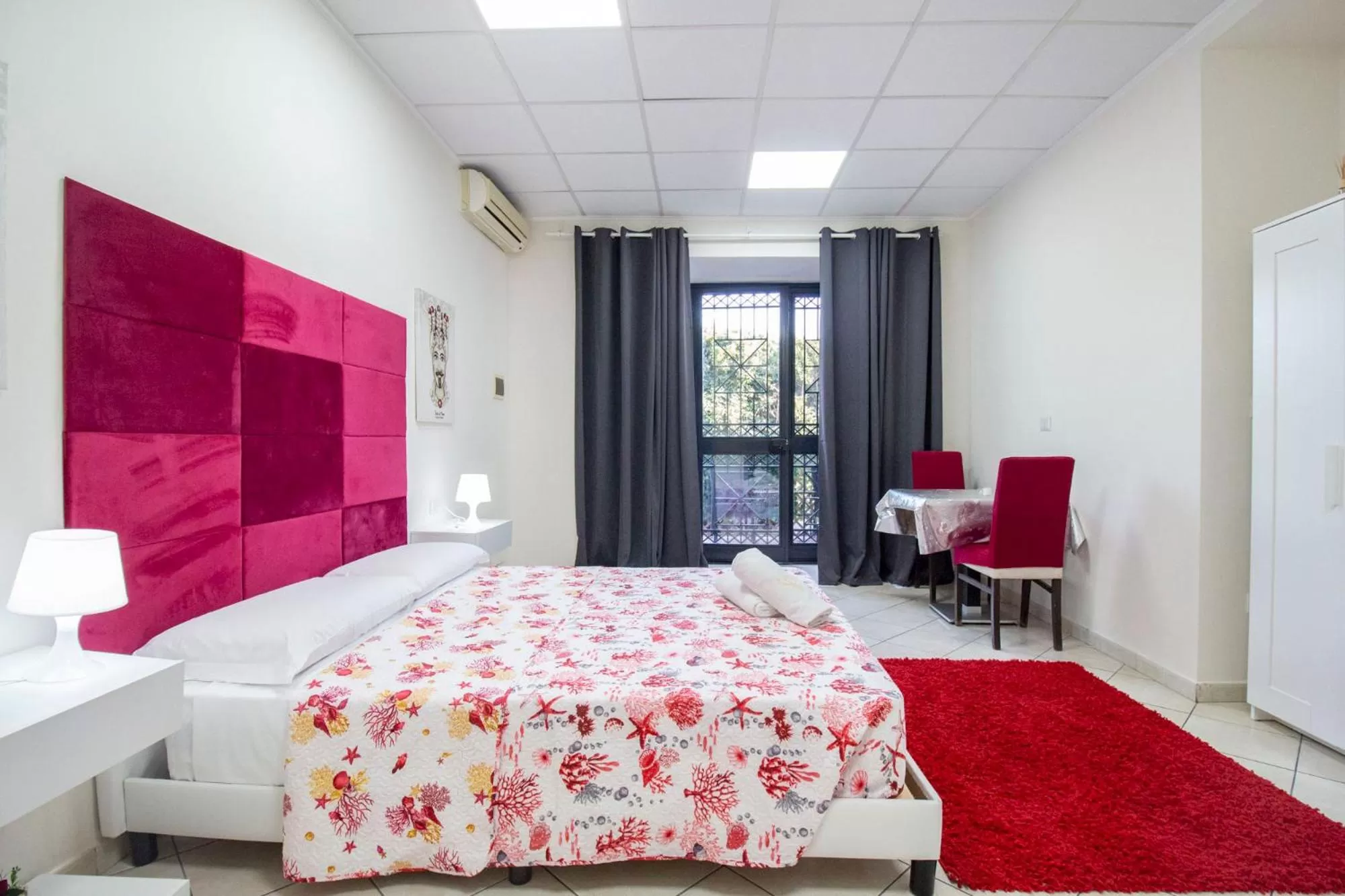 Bed in Royal Playa Suite and Apartament -private parking- self chek out