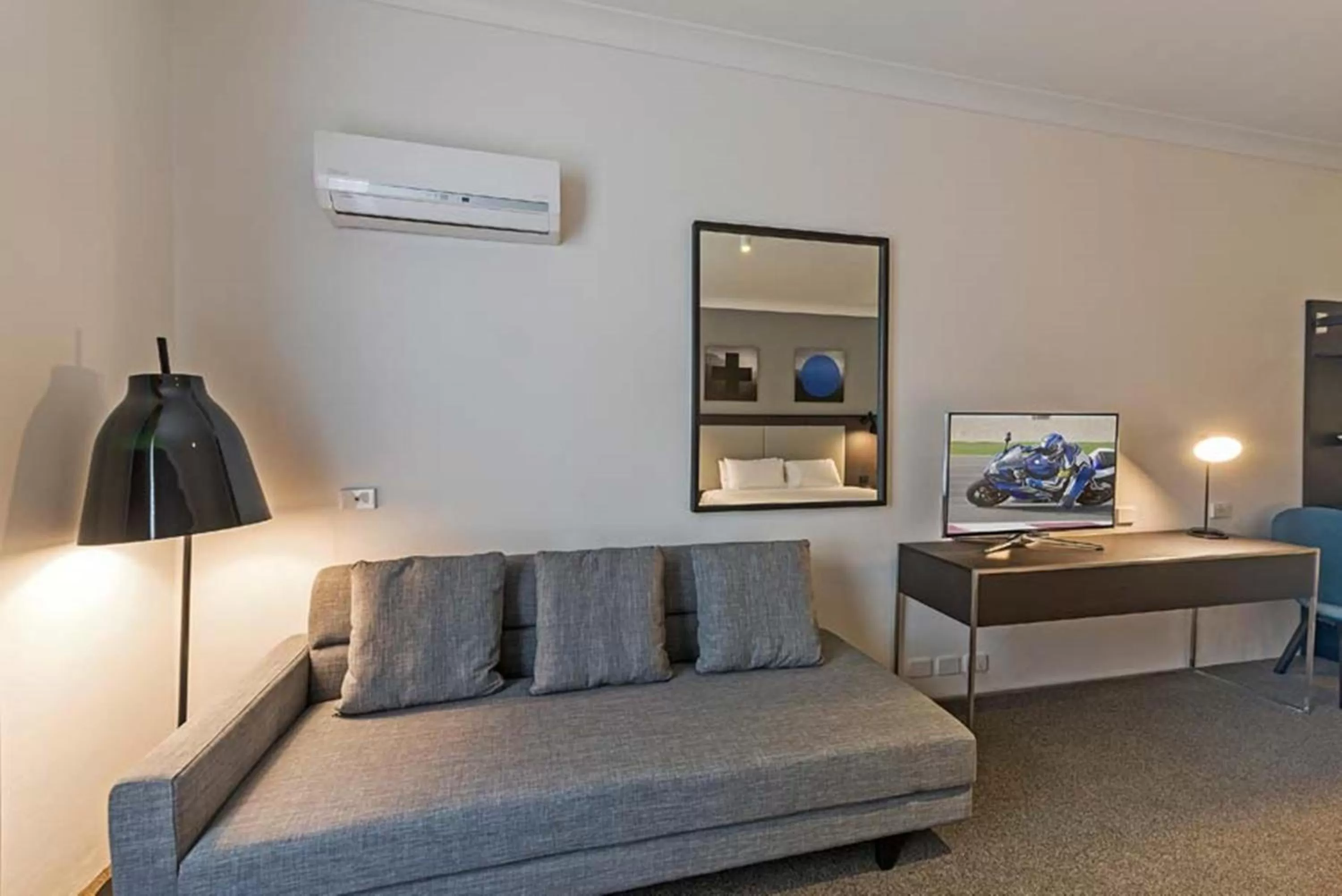 TV and multimedia in Silkari Urban CKS Sydney Airport Hotel