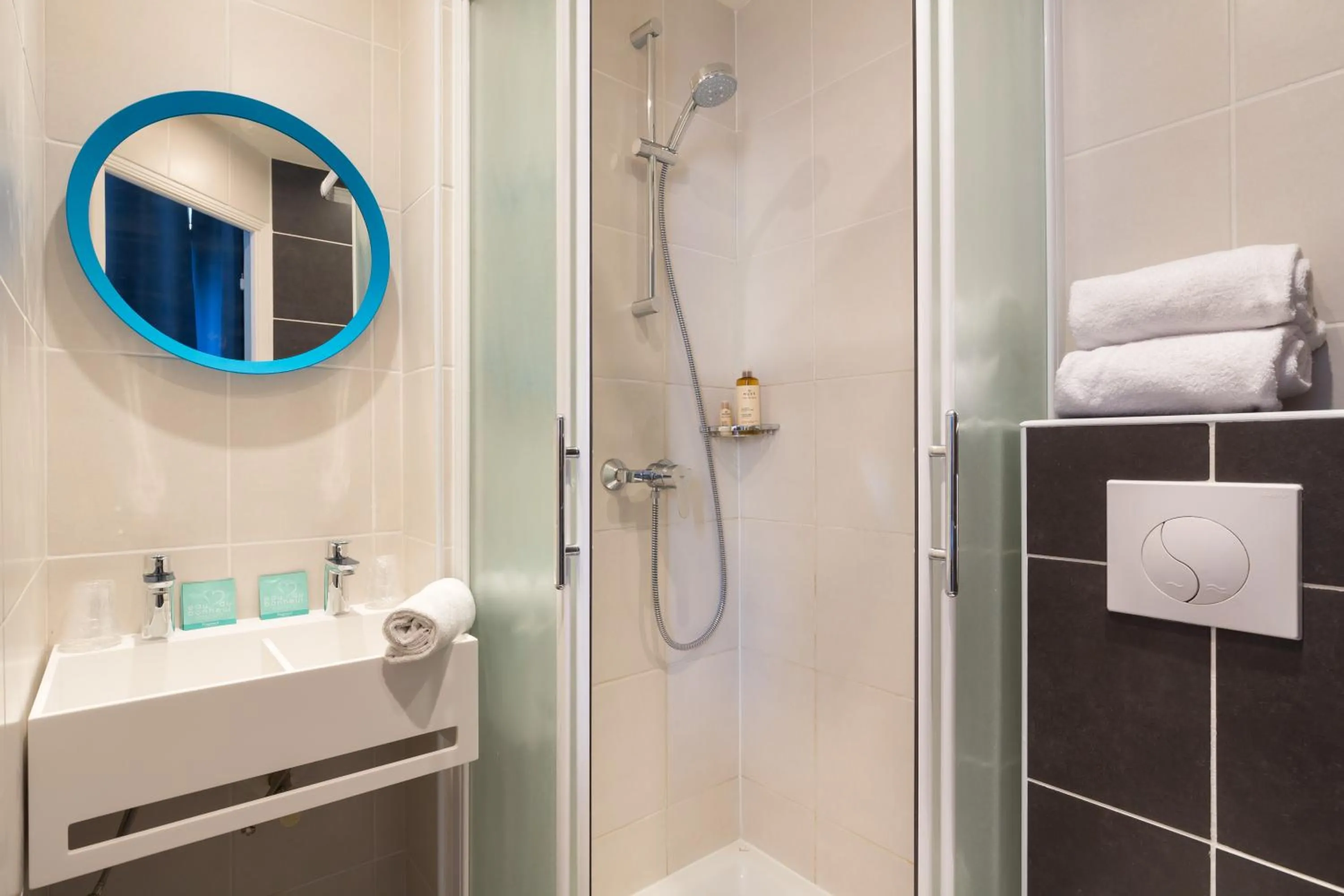 Bathroom in Hôtel Ozz by Happyculture