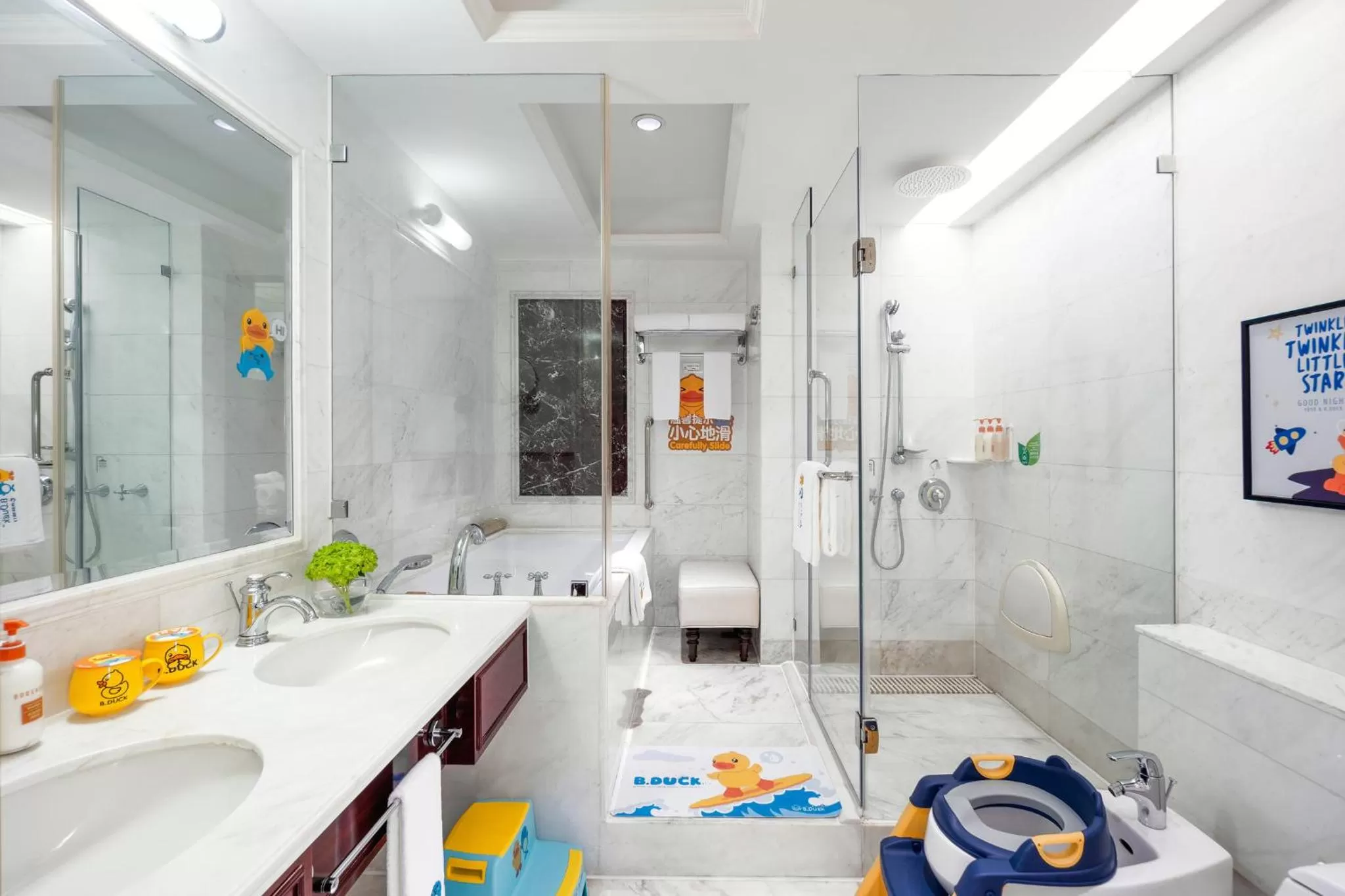 Bathroom in Crowne Plaza Hotel & Suites Landmark Shenzhen by IHG