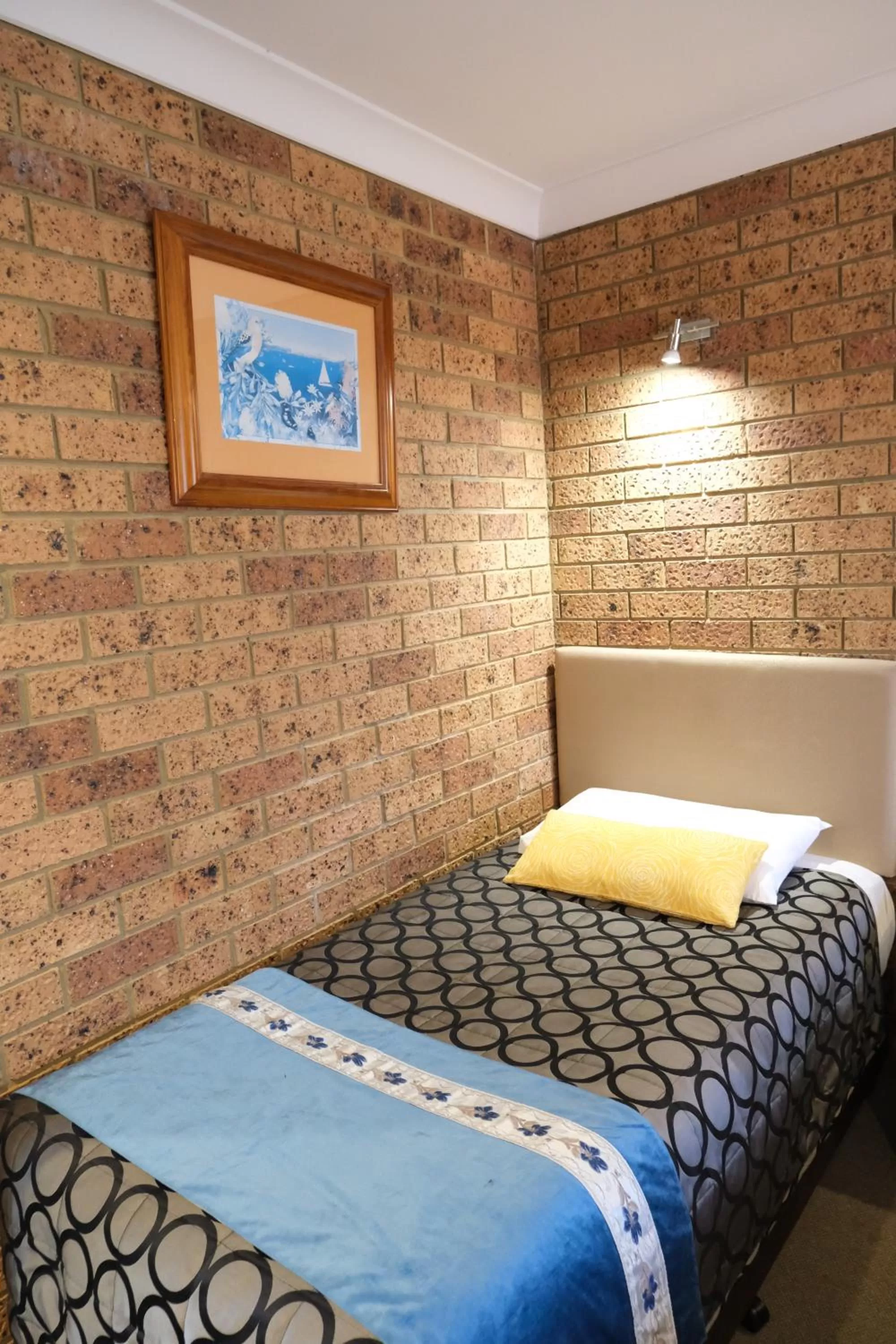 Bed in Sapphire Palms Motel