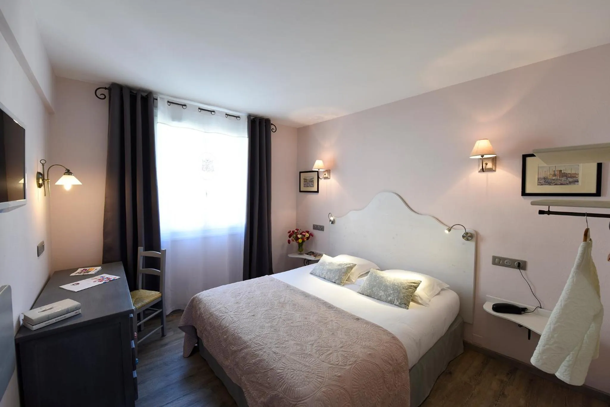 Photo of the whole room, Bed in The Originals Boutique, Hôtel du Parc, Cavaillon