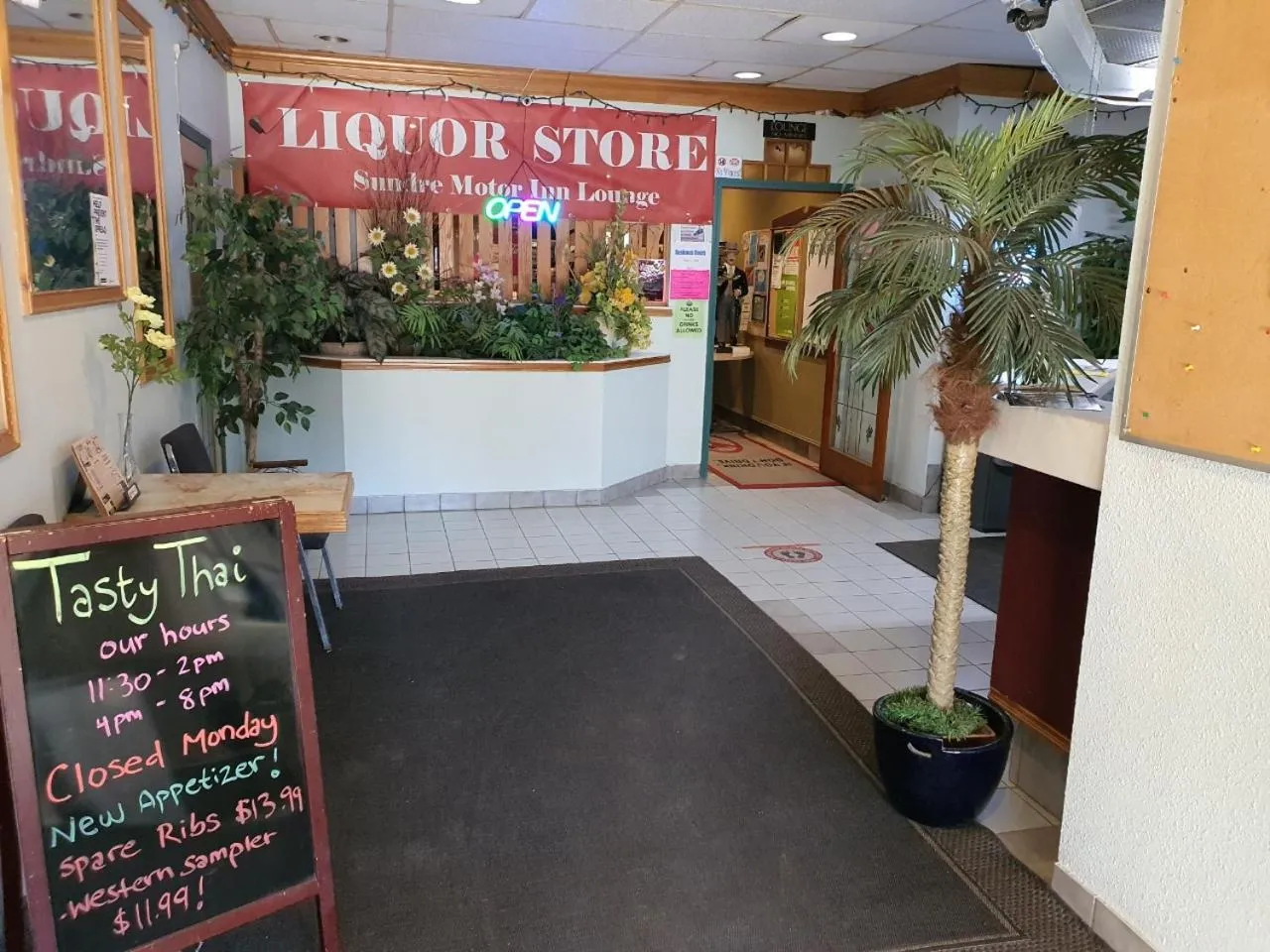 Facade/entrance in Sundre Motor Inn