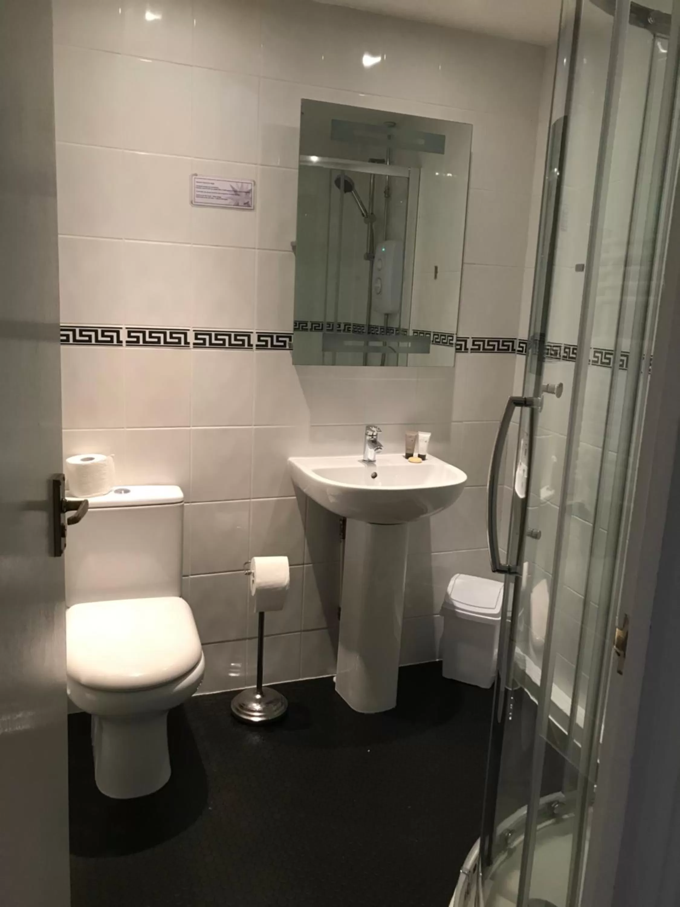 Bathroom in The Mariners Hotel