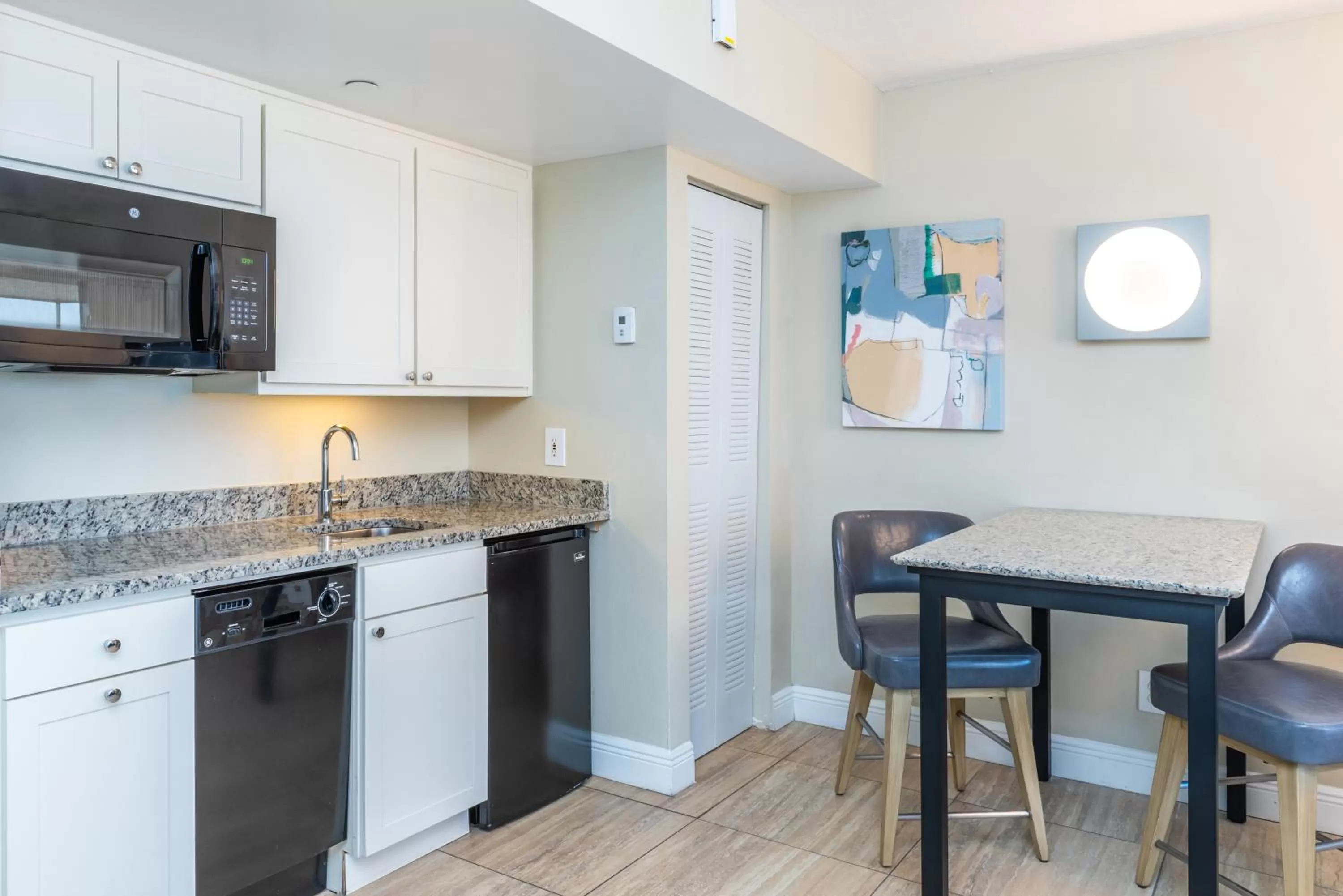 Beachfront View One Bedroom Suite in Diamond Head Beach Resort