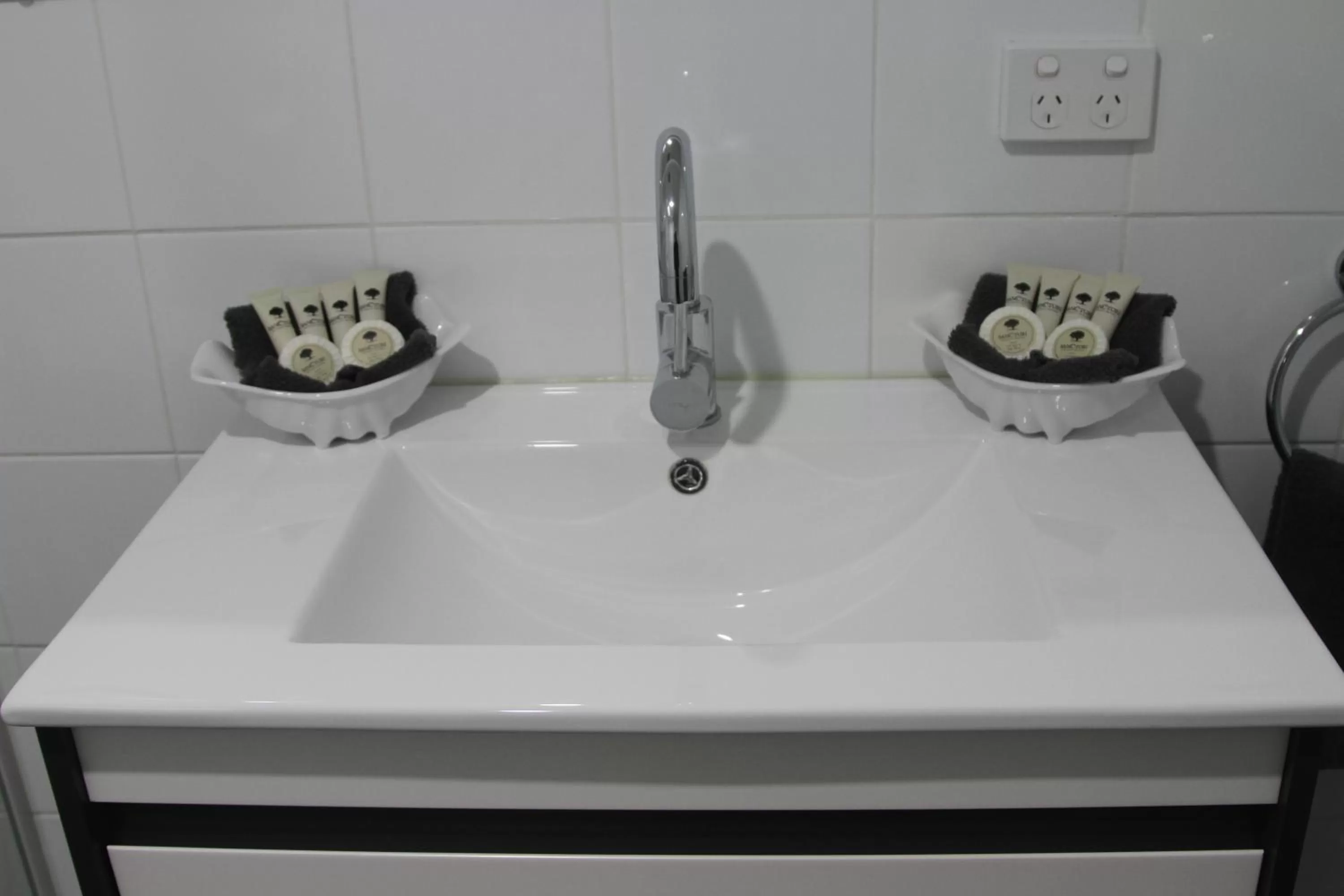 Bathroom in Sleepy Hill Motor Inn