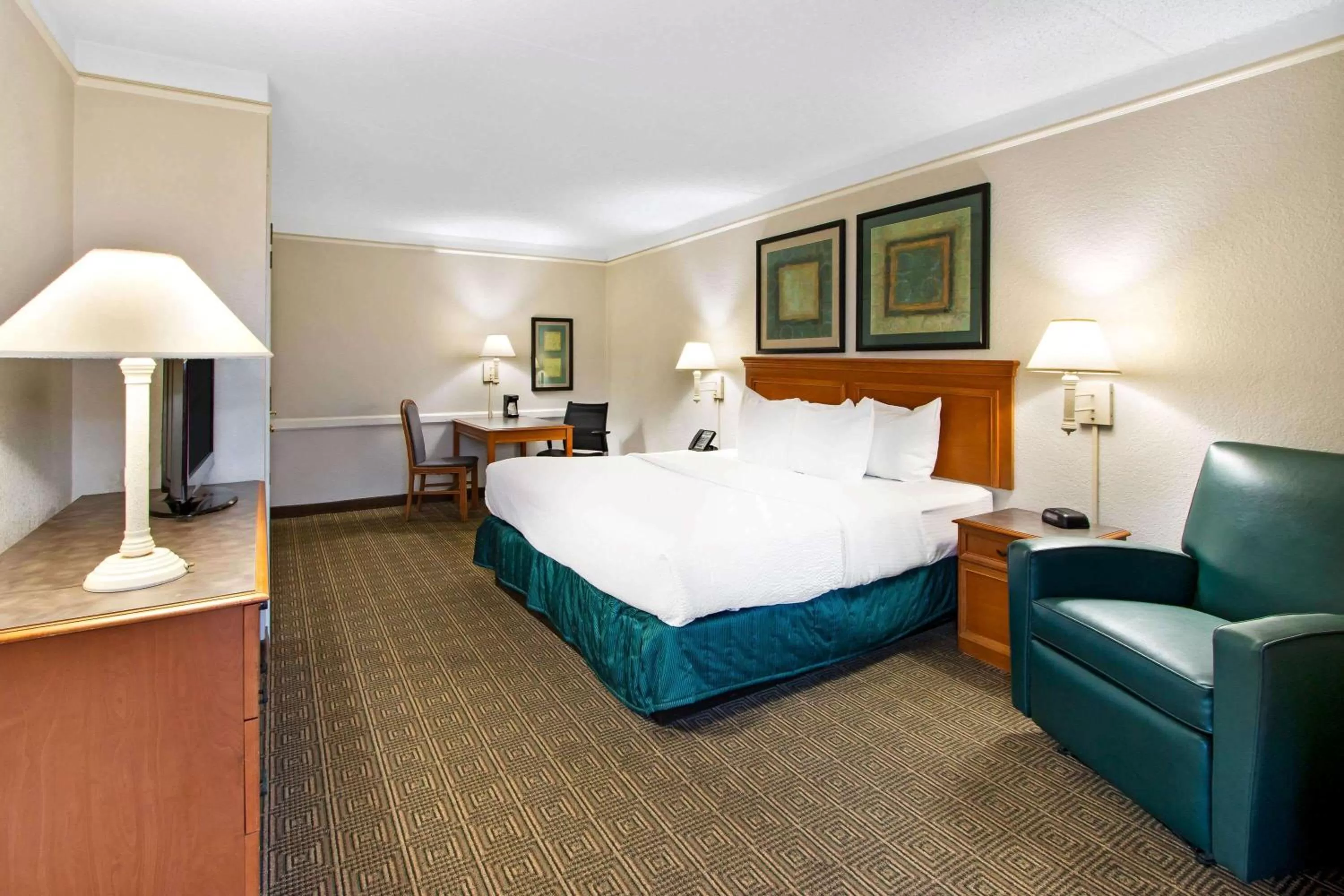 Photo of the whole room, Bed in La Quinta Inn by Wyndham Albuquerque Airport