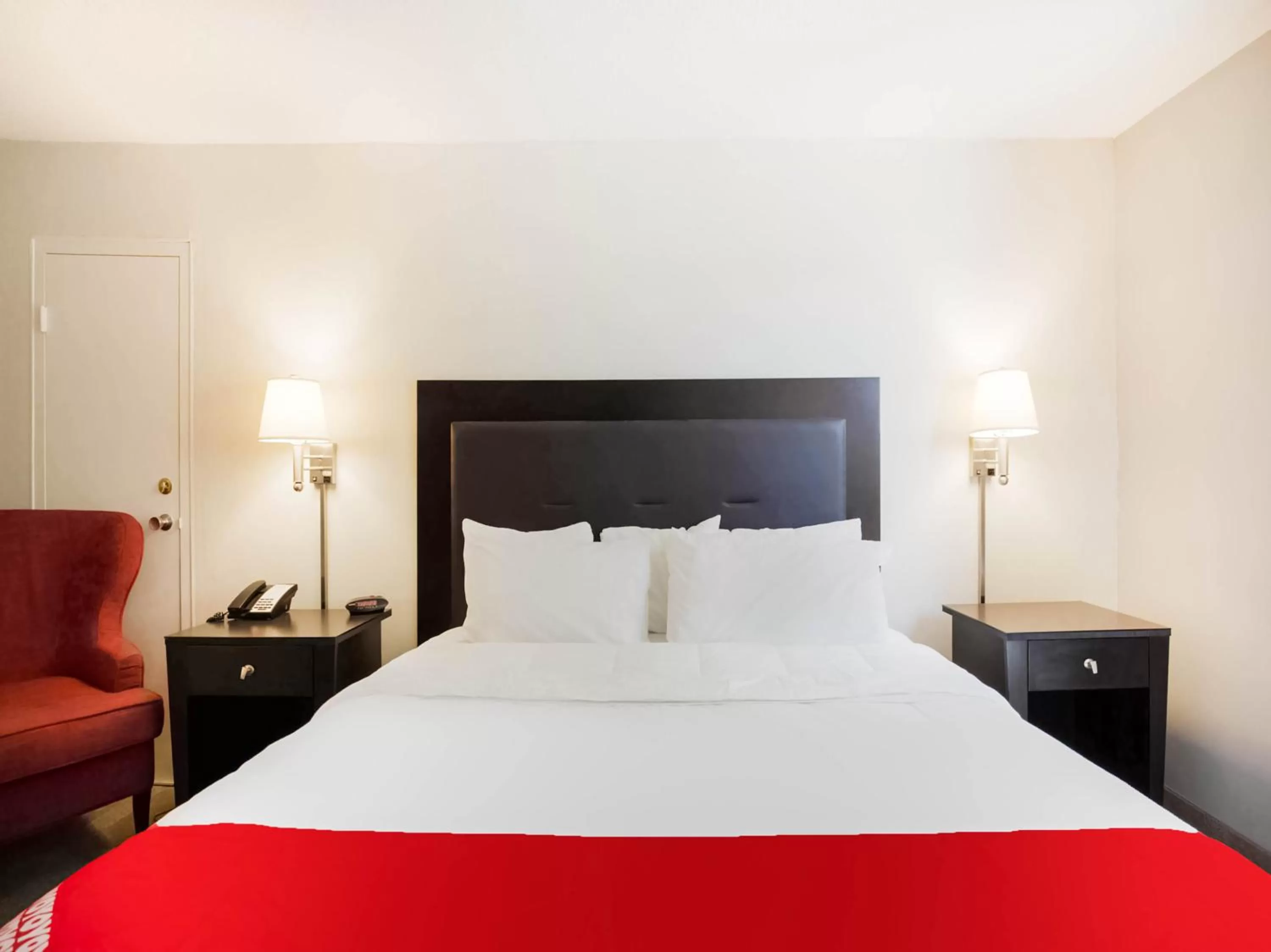 Bedroom in Days Inn by Wyndham Conneaut