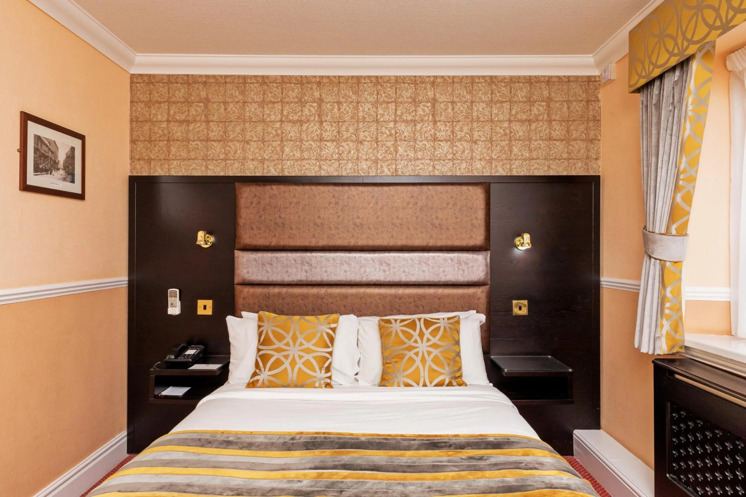 Bedroom, Bed in Rogerthorpe Manor Hotel