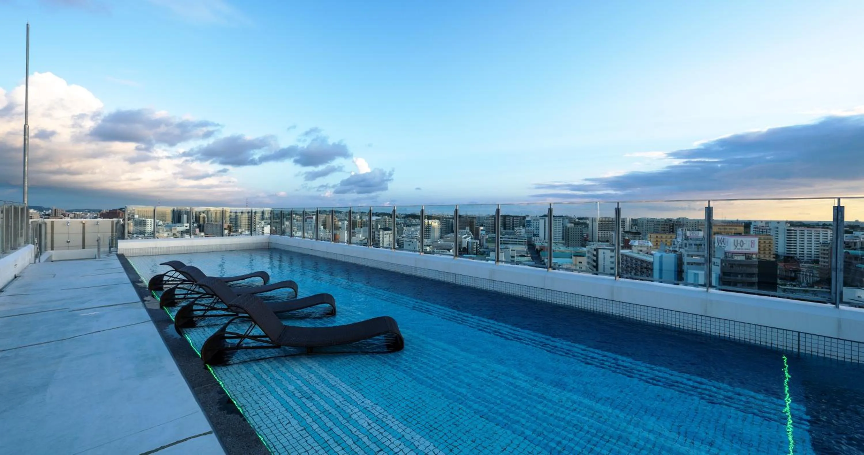 Swimming pool in HOTEL SANSUI NAHA Ryukyu Onsen Naminoue-No-Yu