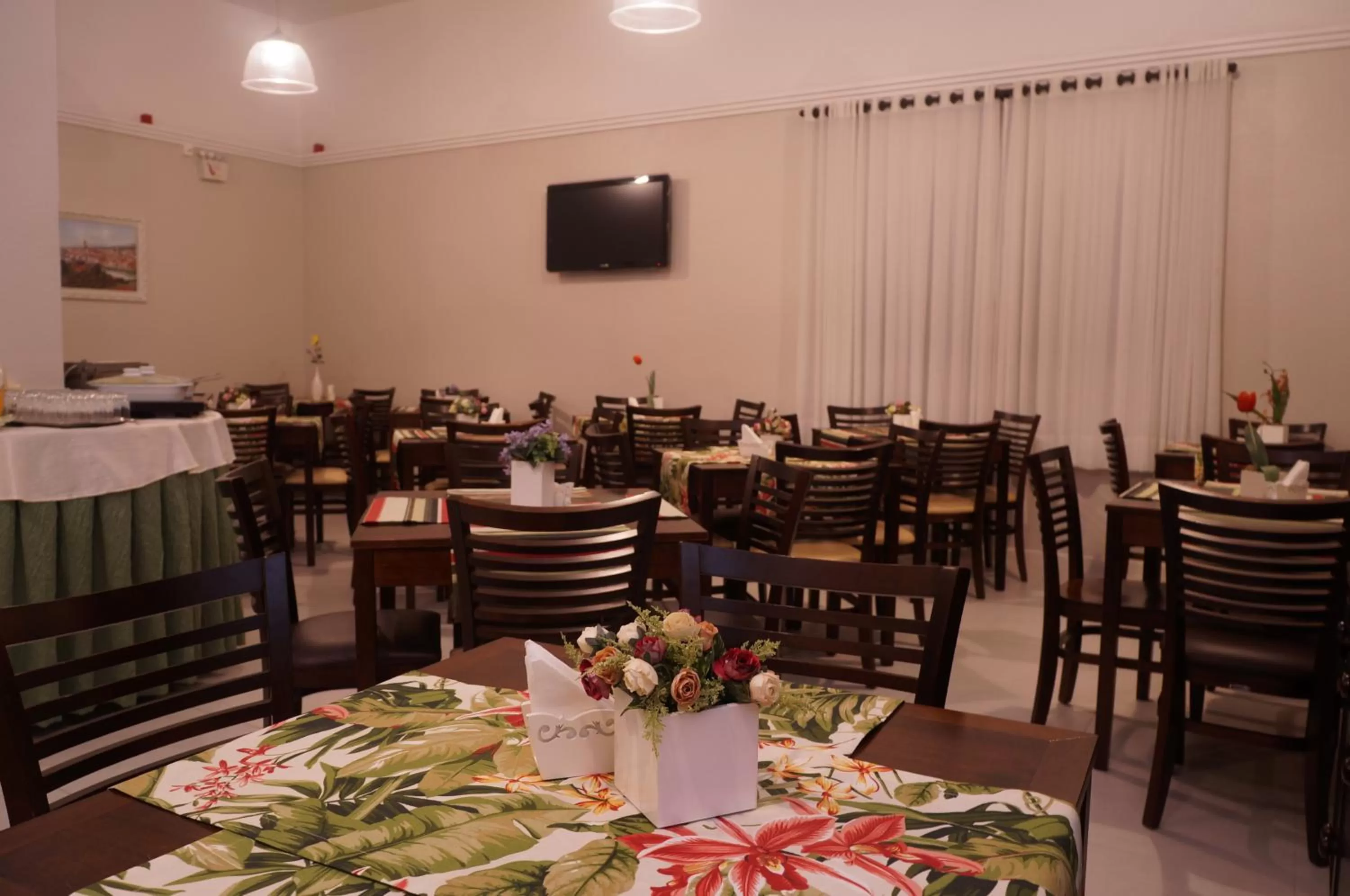 Restaurant/places to eat in Hotel Nelo