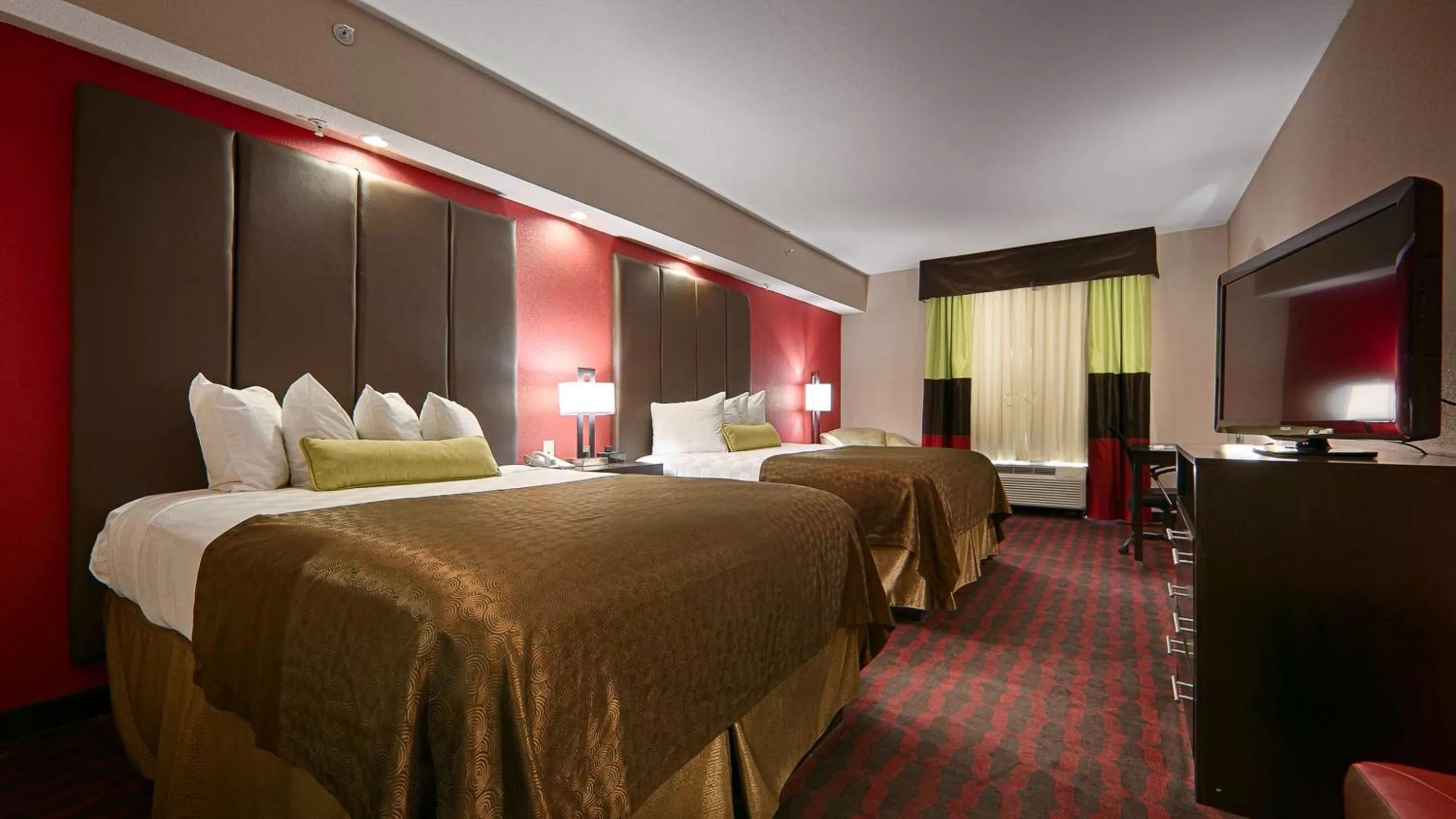 Photo of the whole room, Bed in Best Western Plus Cushing Inn & Suites