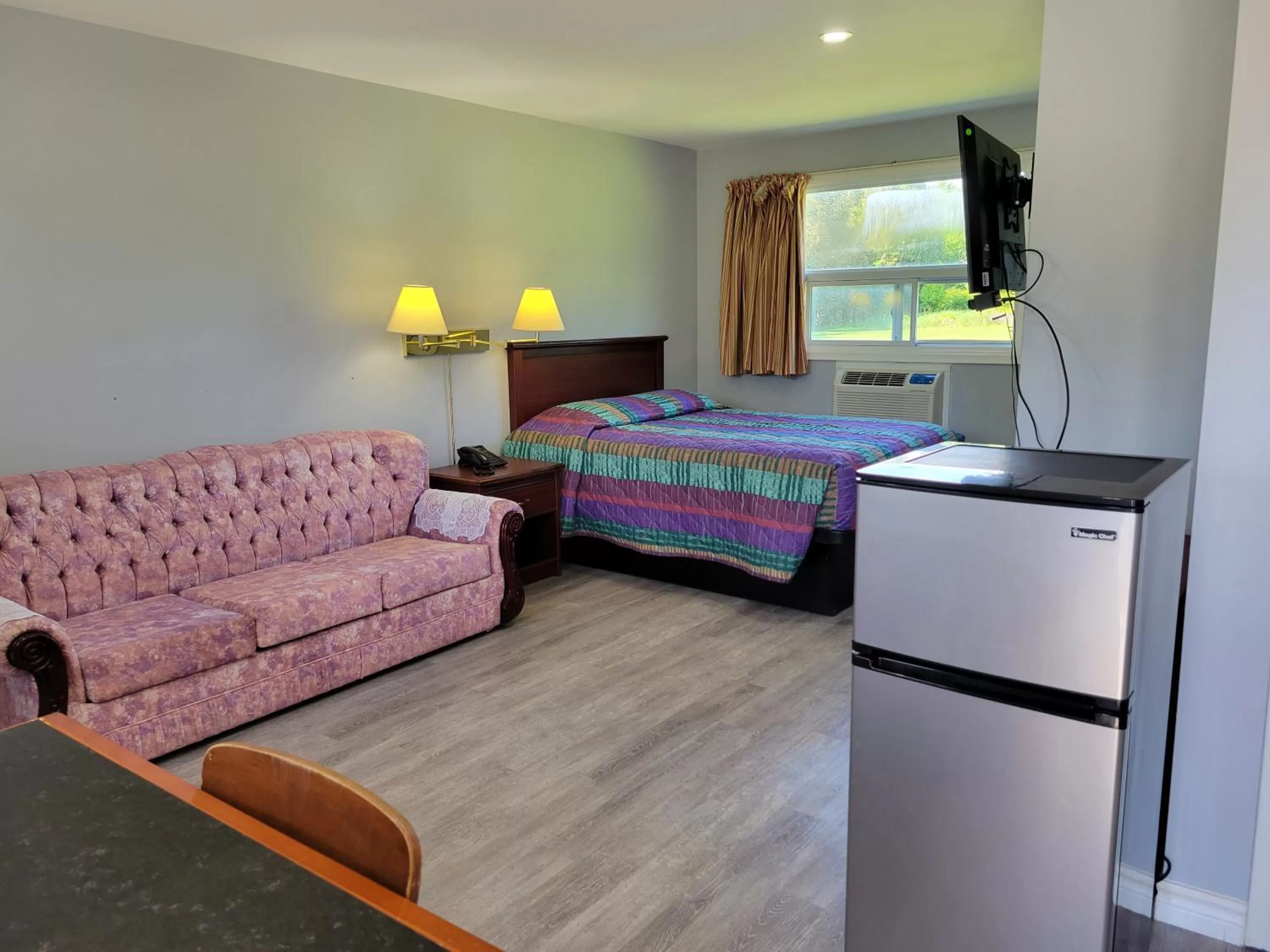 Photo of the whole room, Bed in Knights Inn Cobourg