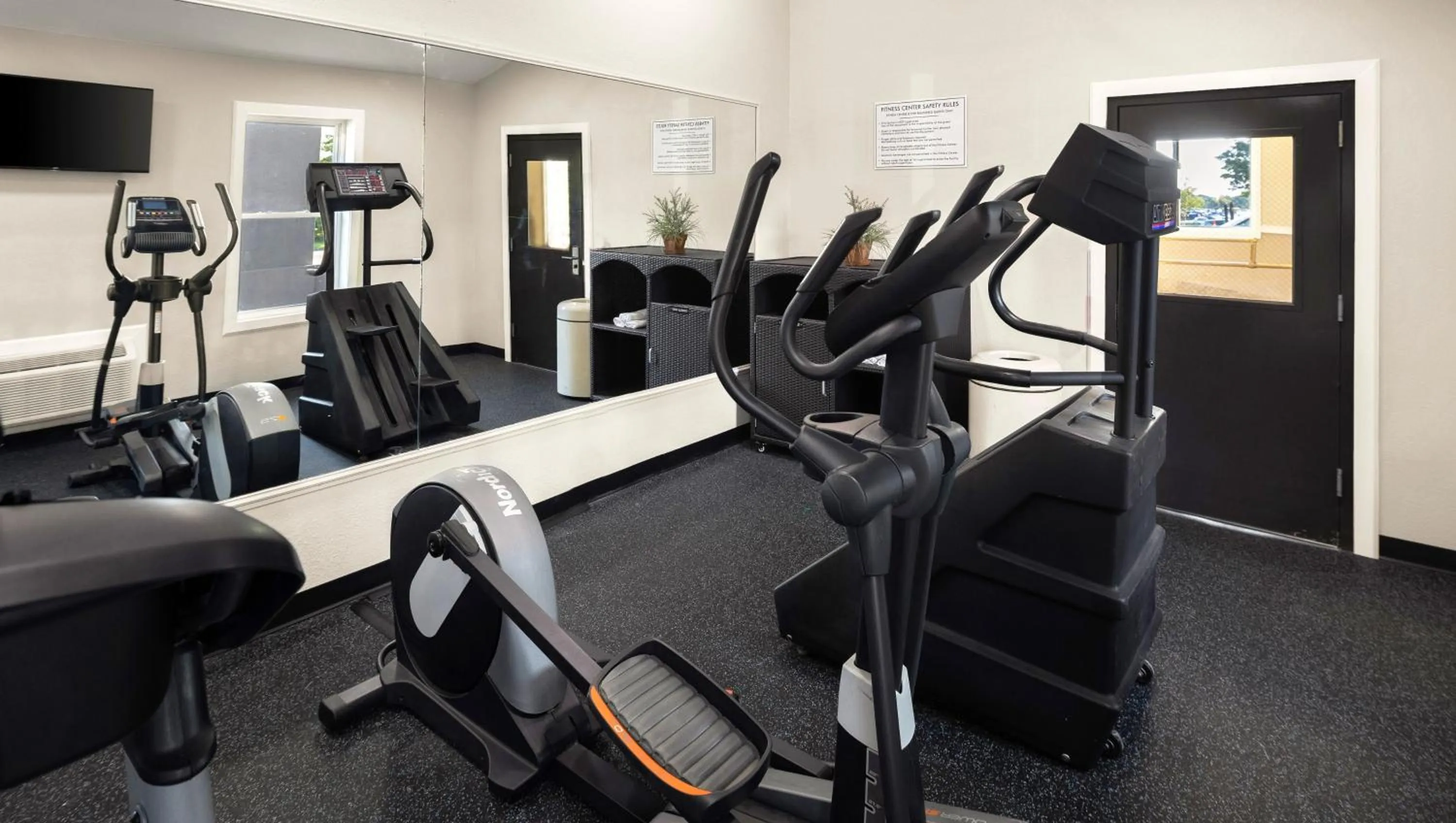 Fitness centre/facilities in Magnuson Hotel Detroit Airport