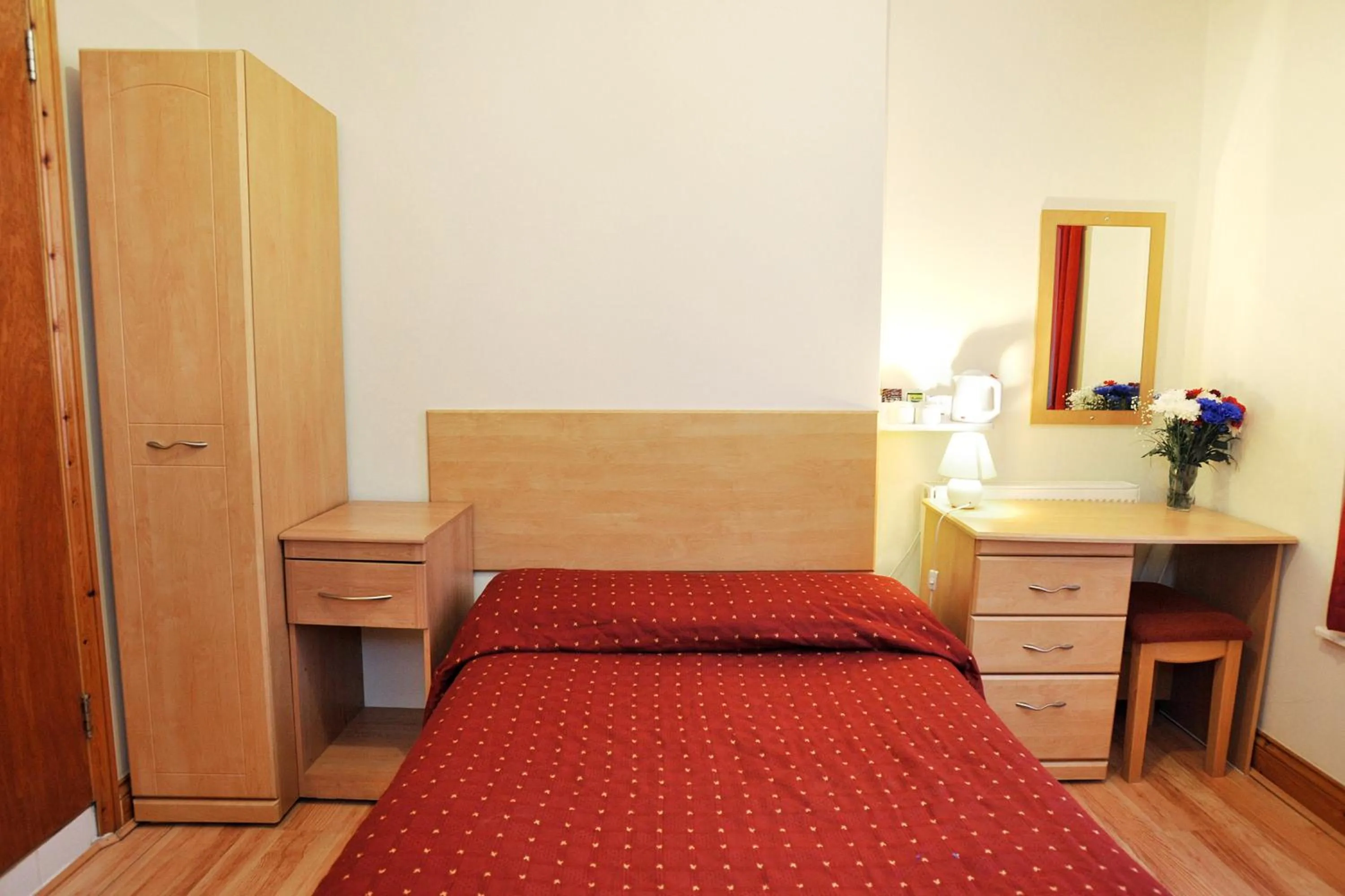 Photo of the whole room, Bed in Elmwood Hotel