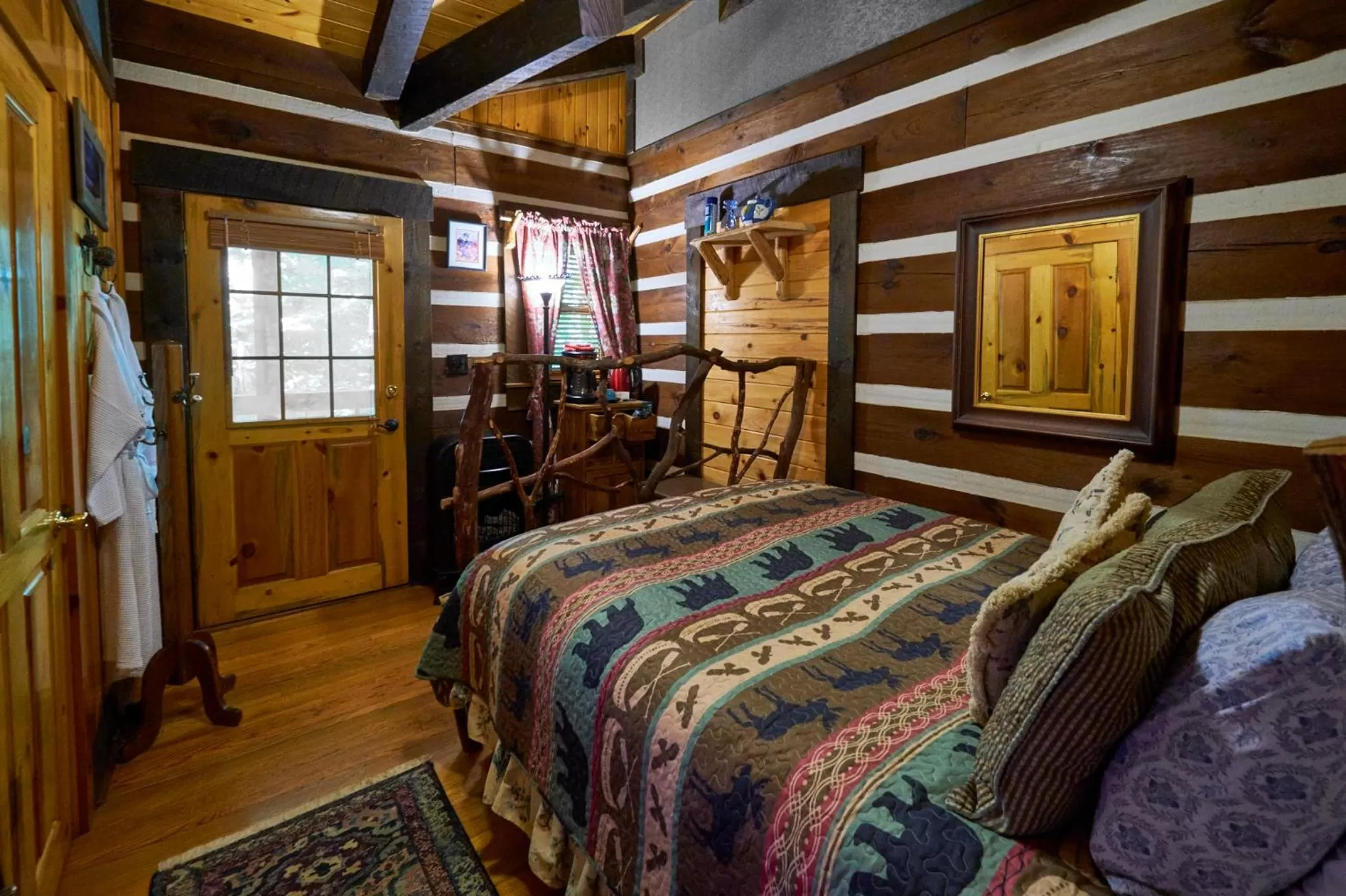 Bed in Creekwalk Inn Bed and Breakfast with Cabins