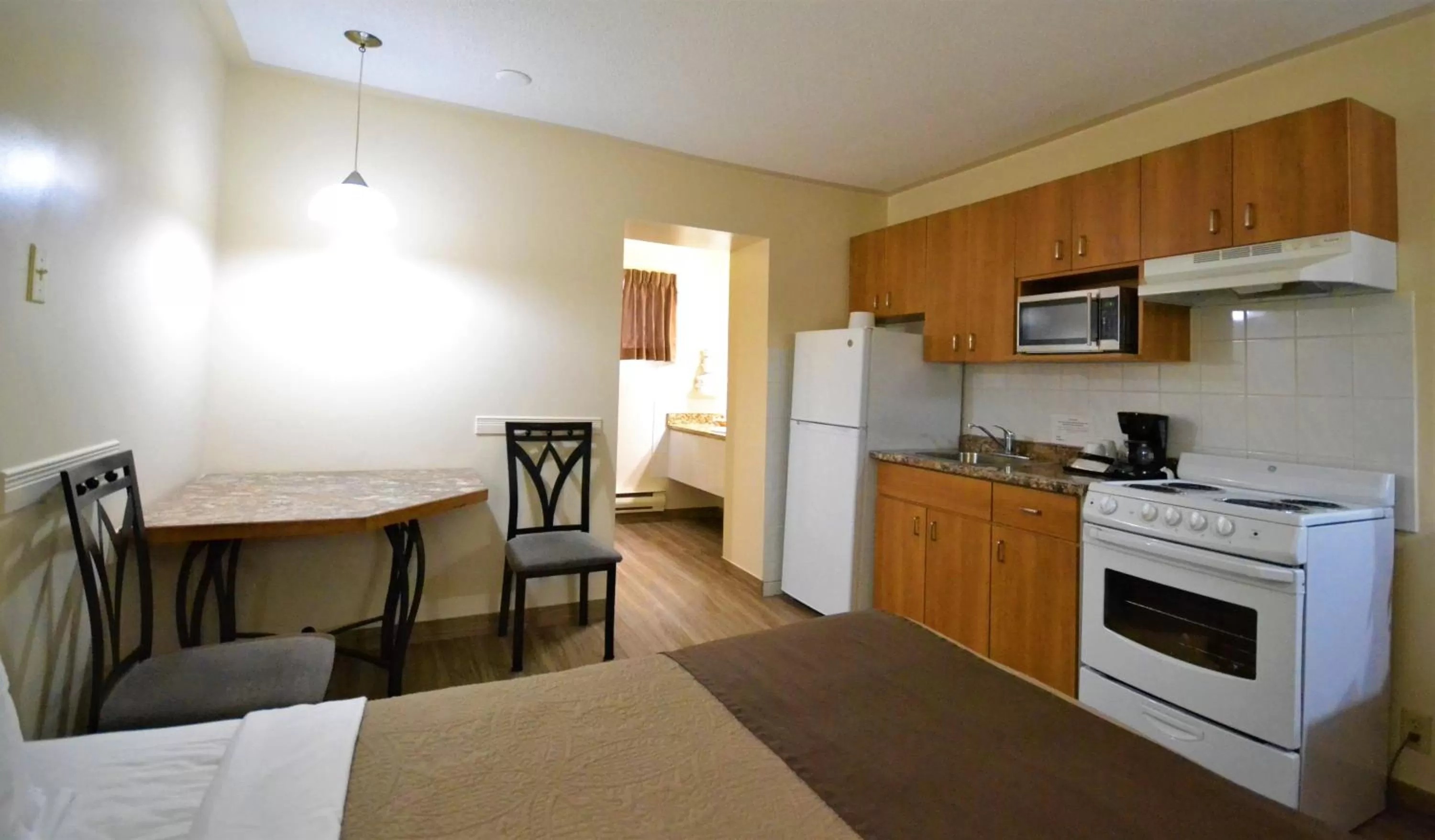 Kitchen or kitchenette in Newmarket Inn