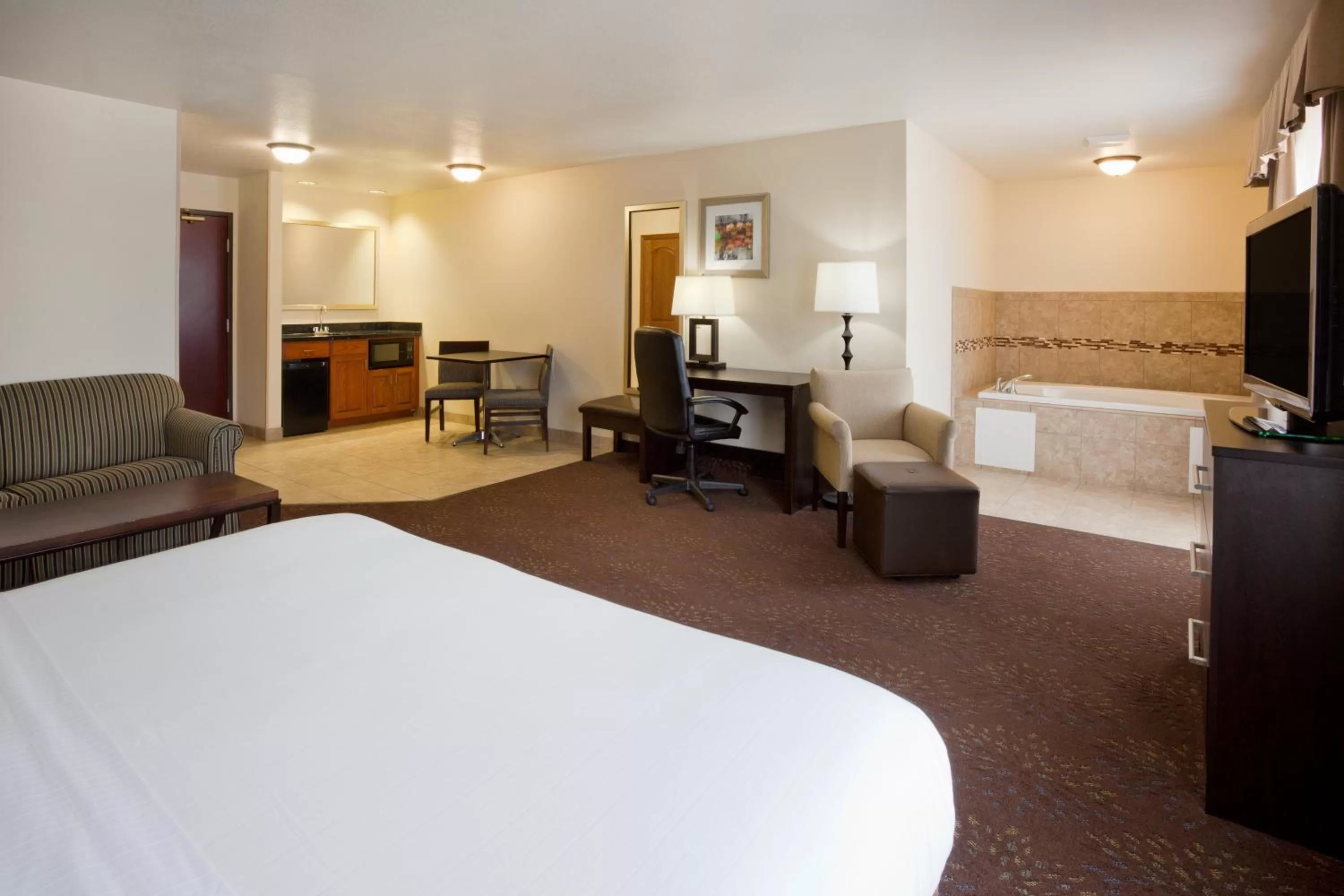 King Suite with Spa Bath - Non-Smoking in Holiday Inn Express & Suites Aberdeen, an IHG Hotel
