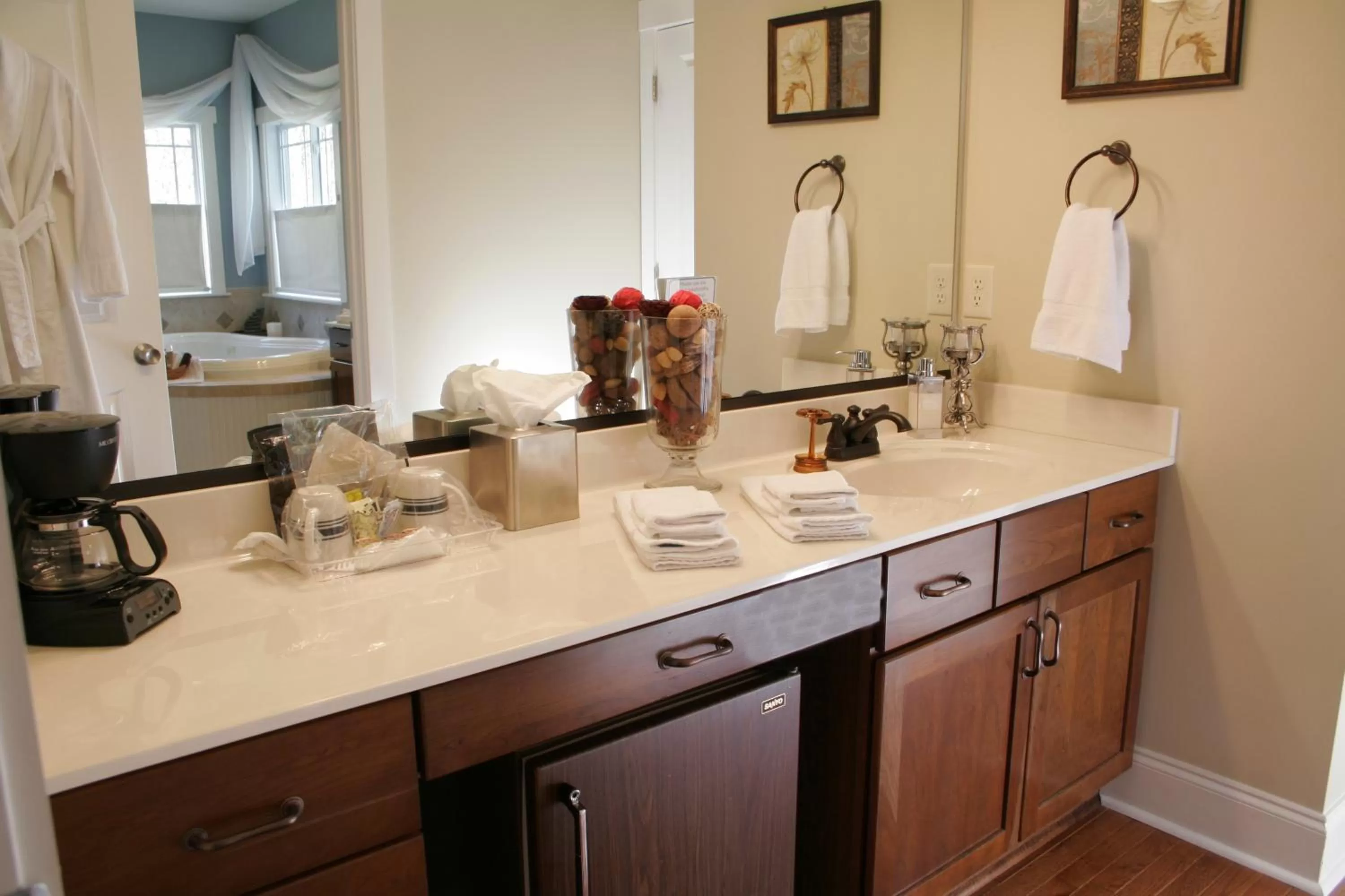 Bathroom, Kitchen/Kitchenette in Seven Oaks Inn Bed and Breakfast
