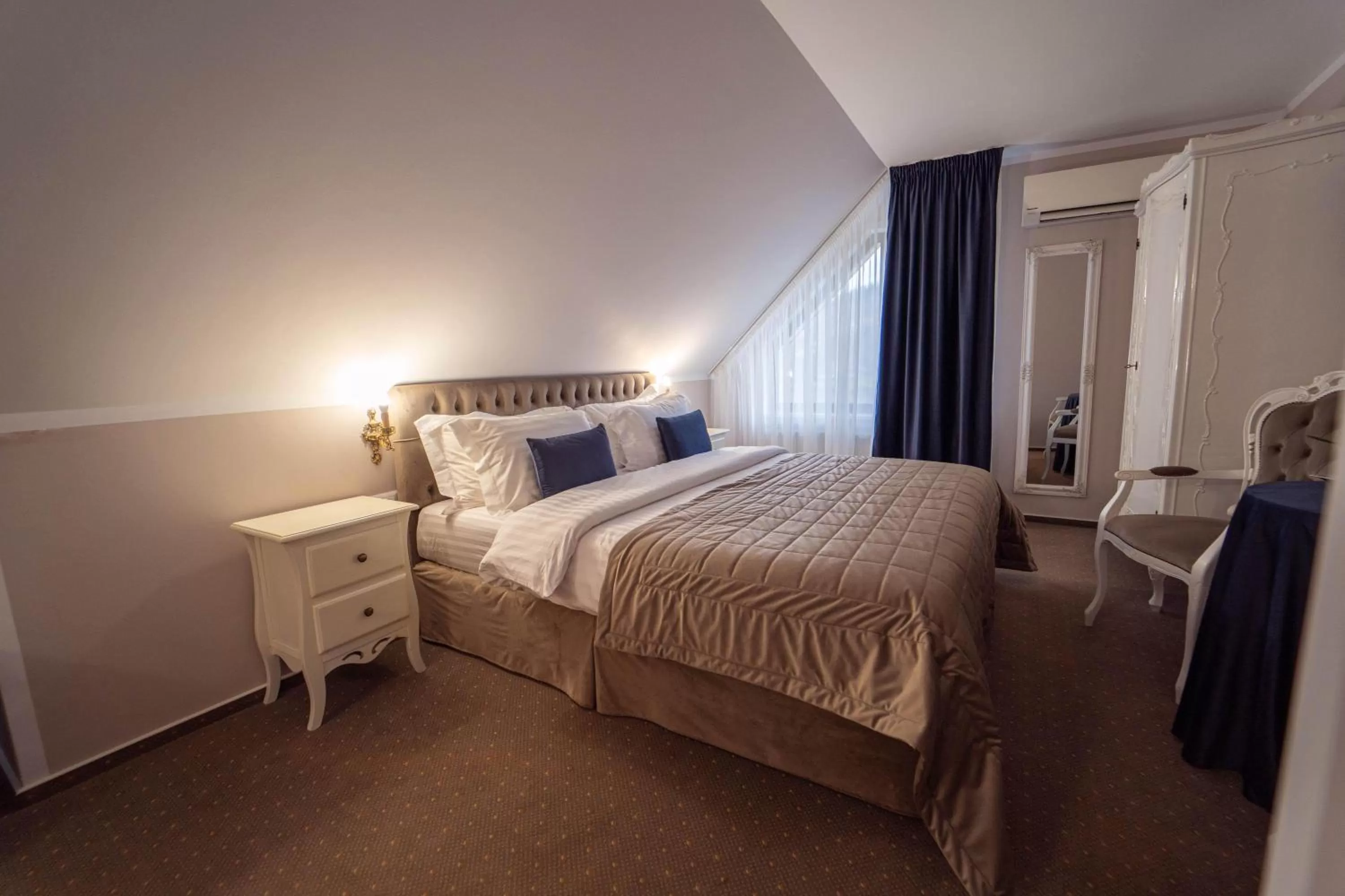 Photo of the whole room, Bed in Gradinile Romane