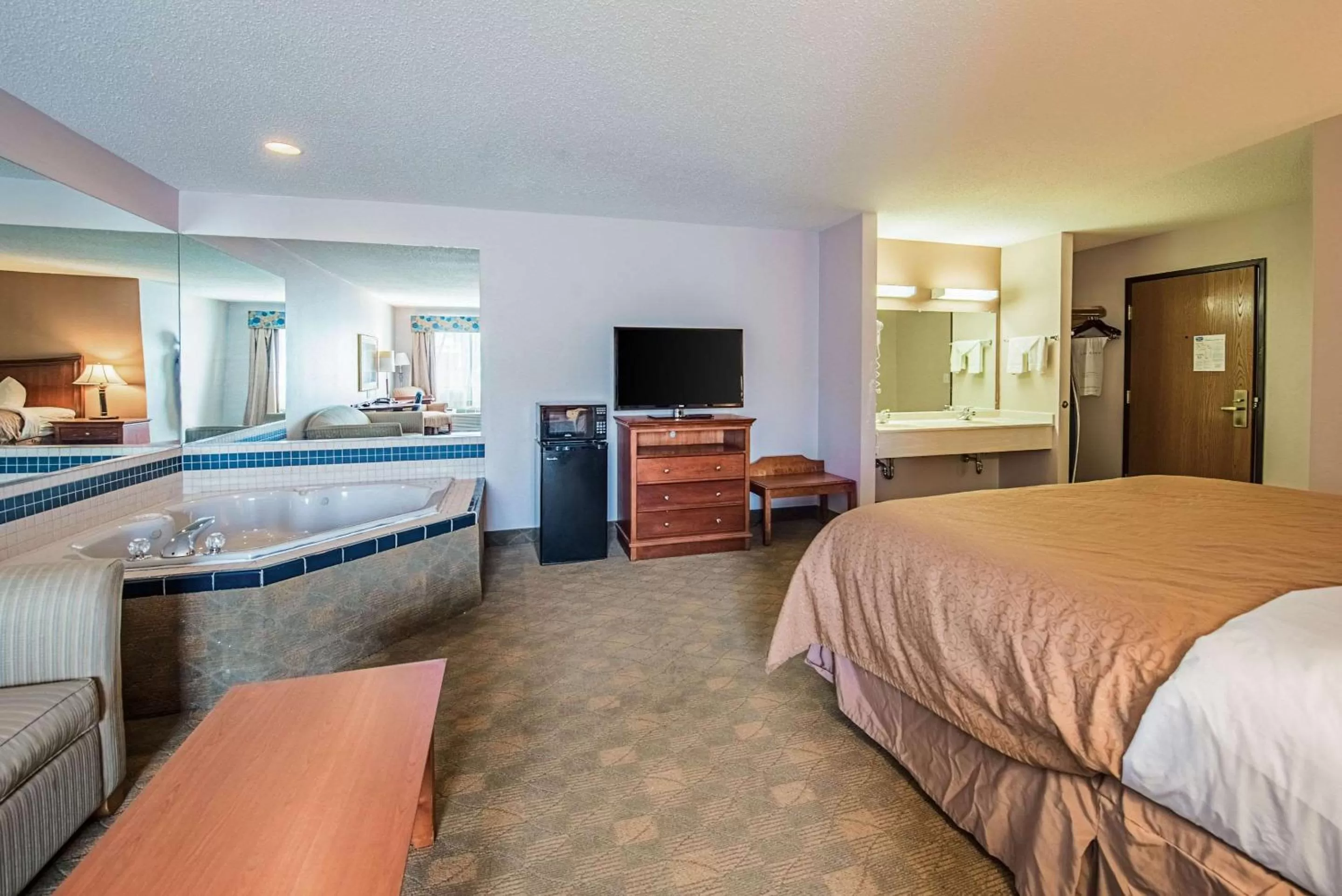 Photo of the whole room in Rodeway Inn Huntington